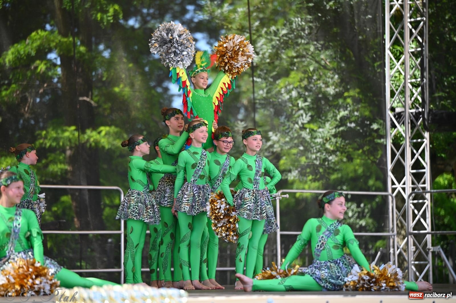 Zdjęcie w galerii na portalu naszraciborz.pl: Mażoretki opanowały Zamek Piastowski. V Mażoretkowy Zawrót Głowy wiadomości z regionu