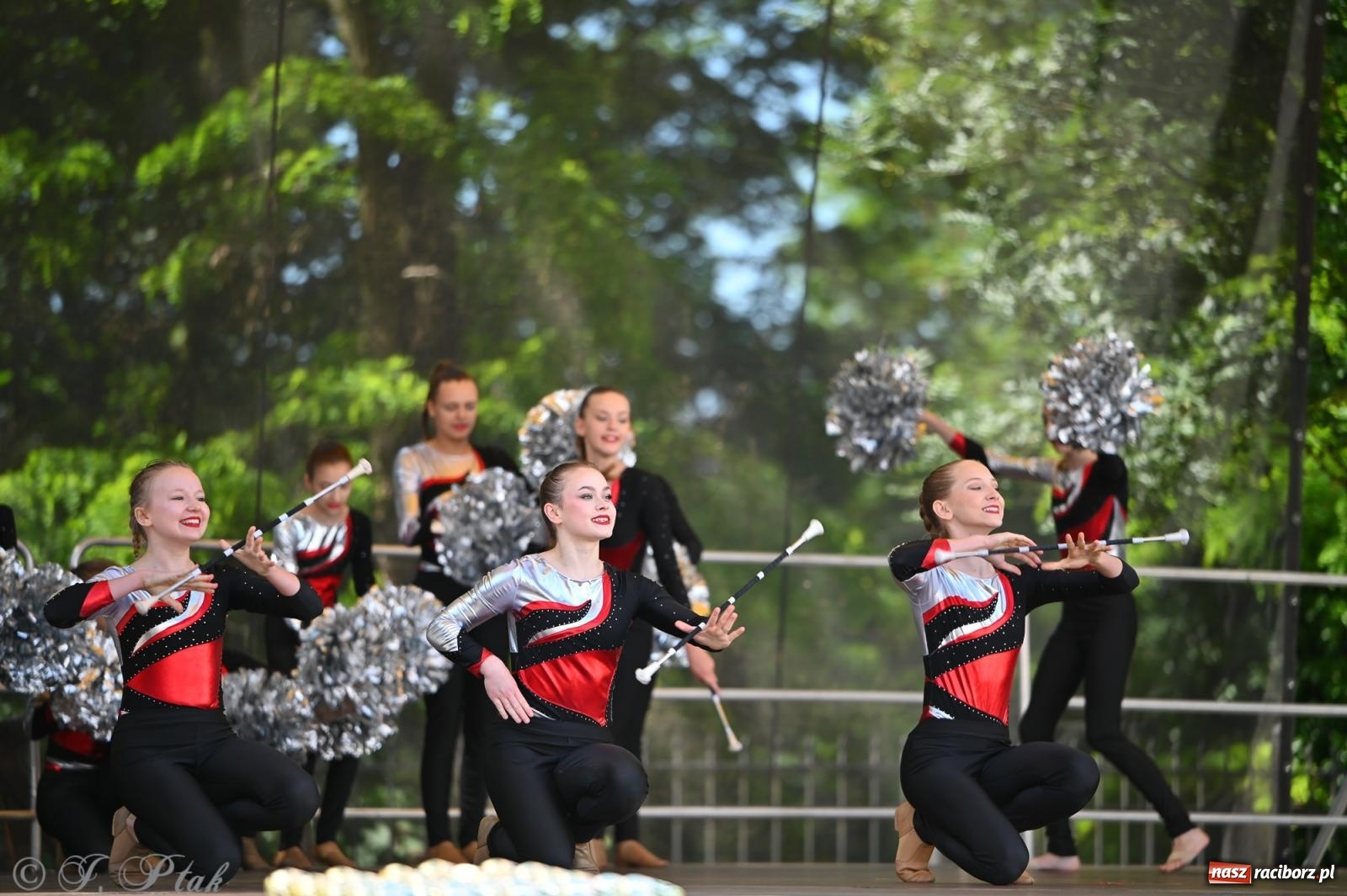 Zdjęcie w galerii na portalu naszraciborz.pl: Mażoretki opanowały Zamek Piastowski. V Mażoretkowy Zawrót Głowy wiadomości z regionu