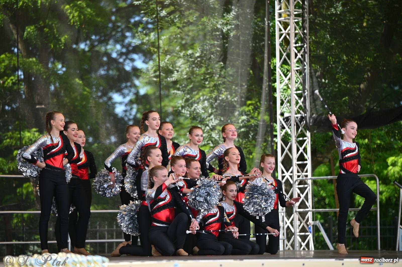 Zdjęcie w galerii na portalu naszraciborz.pl: Mażoretki opanowały Zamek Piastowski. V Mażoretkowy Zawrót Głowy wiadomości z regionu
