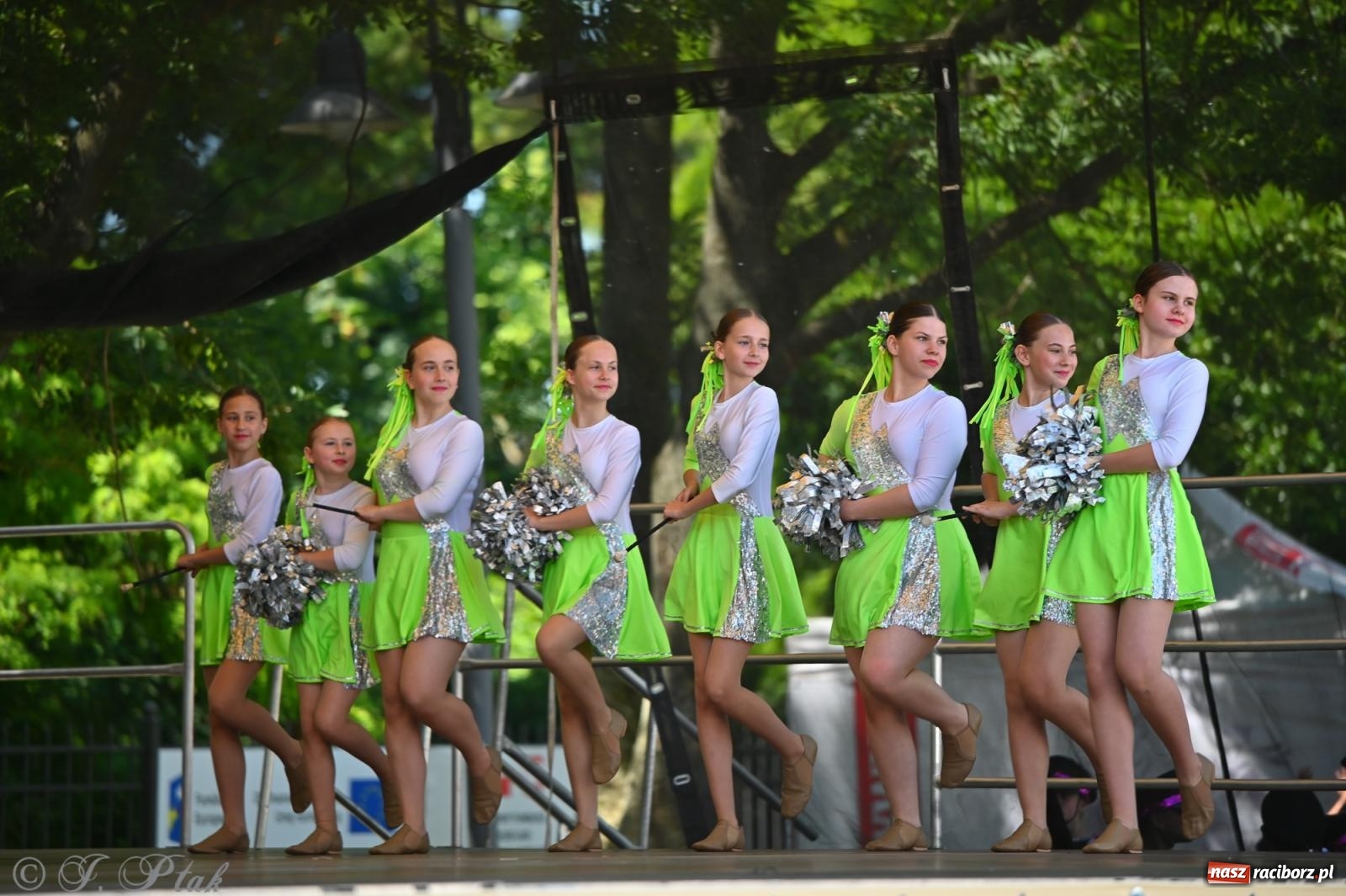 Zdjęcie w galerii na portalu naszraciborz.pl: Mażoretki opanowały Zamek Piastowski. V Mażoretkowy Zawrót Głowy wiadomości z regionu