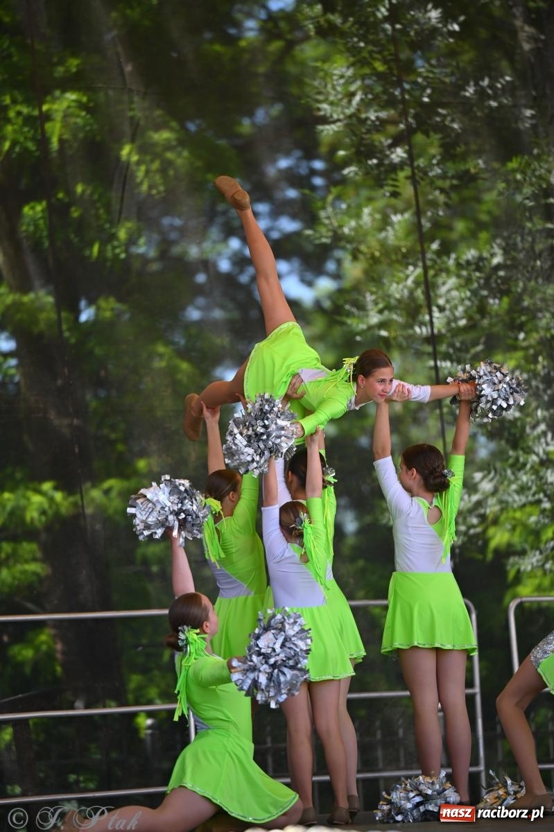 Zdjęcie w galerii na portalu naszraciborz.pl: Mażoretki opanowały Zamek Piastowski. V Mażoretkowy Zawrót Głowy wiadomości z regionu