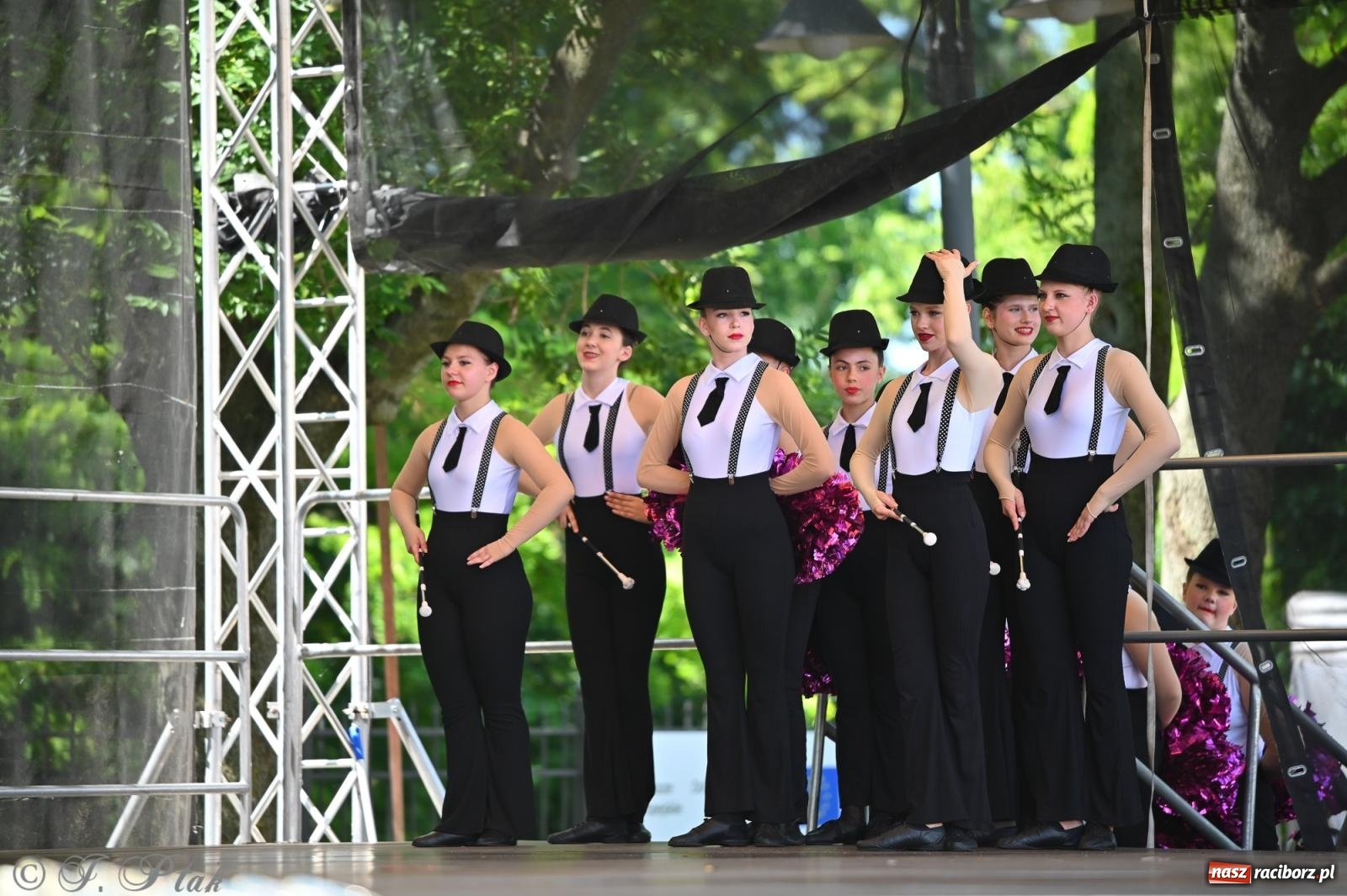 Zdjęcie w galerii na portalu naszraciborz.pl: Mażoretki opanowały Zamek Piastowski. V Mażoretkowy Zawrót Głowy wiadomości z regionu