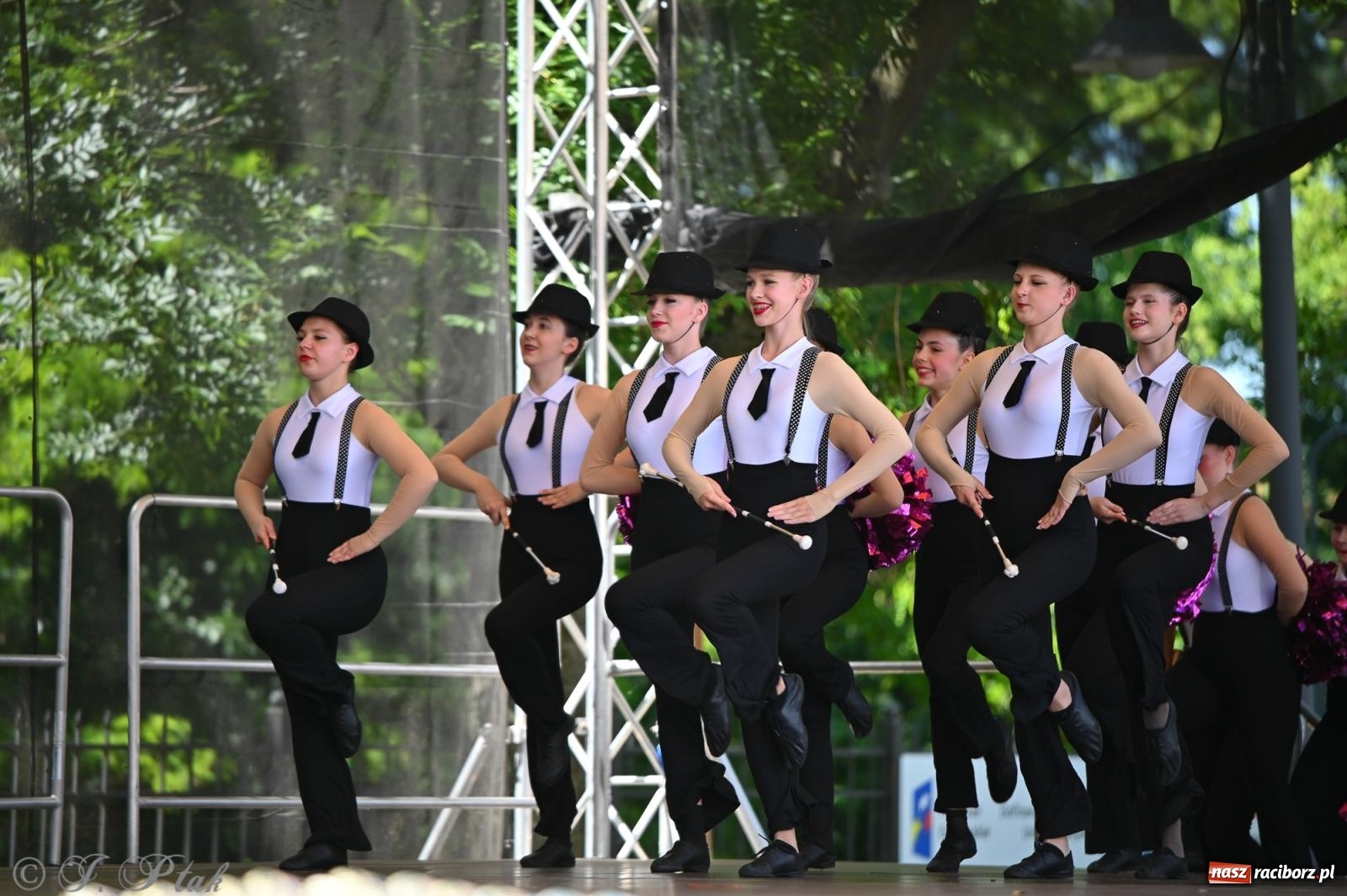 Zdjęcie w galerii na portalu naszraciborz.pl: Mażoretki opanowały Zamek Piastowski. V Mażoretkowy Zawrót Głowy wiadomości z regionu