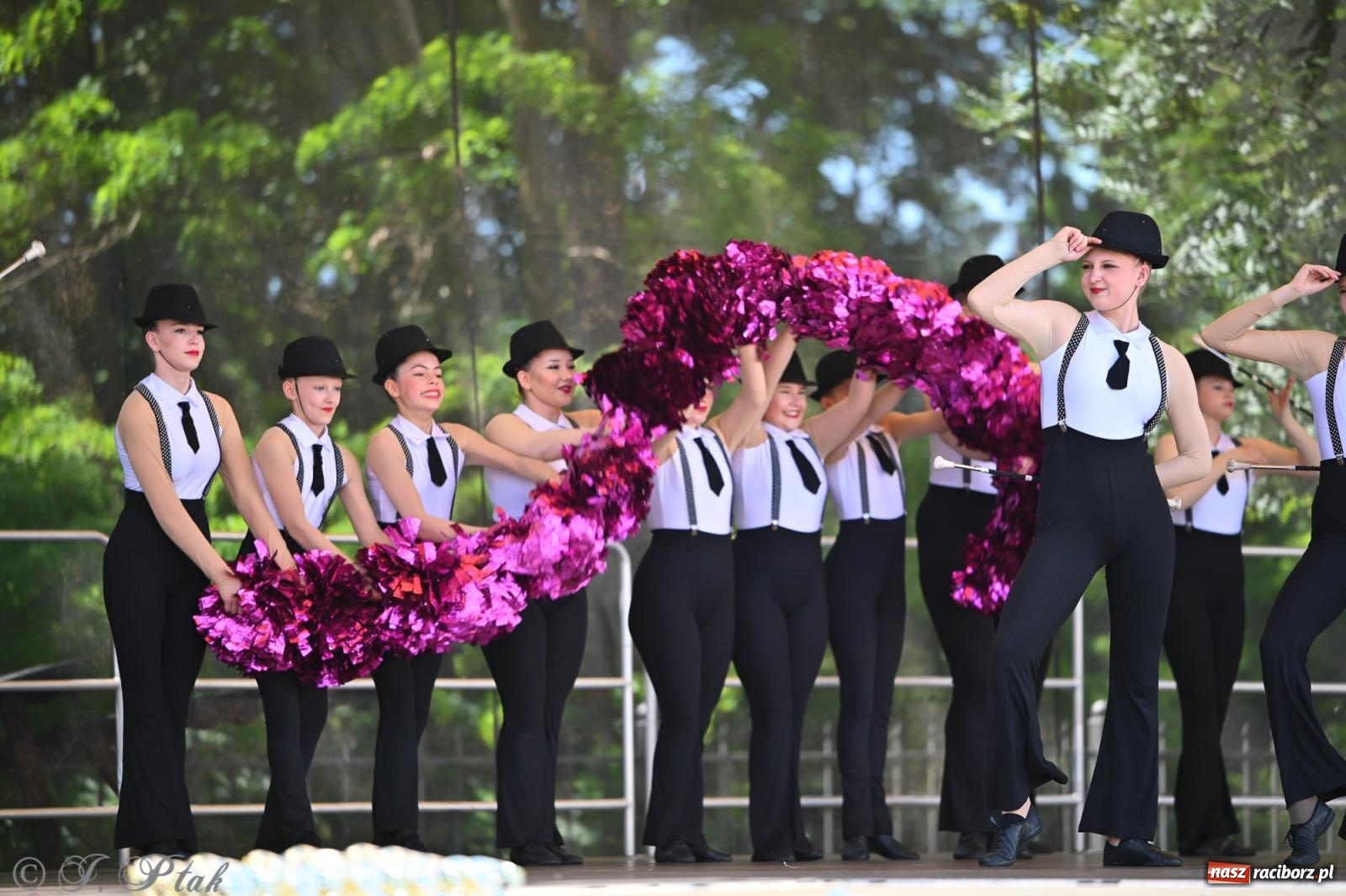 Zdjęcie w galerii na portalu naszraciborz.pl: Mażoretki opanowały Zamek Piastowski. V Mażoretkowy Zawrót Głowy wiadomości z regionu