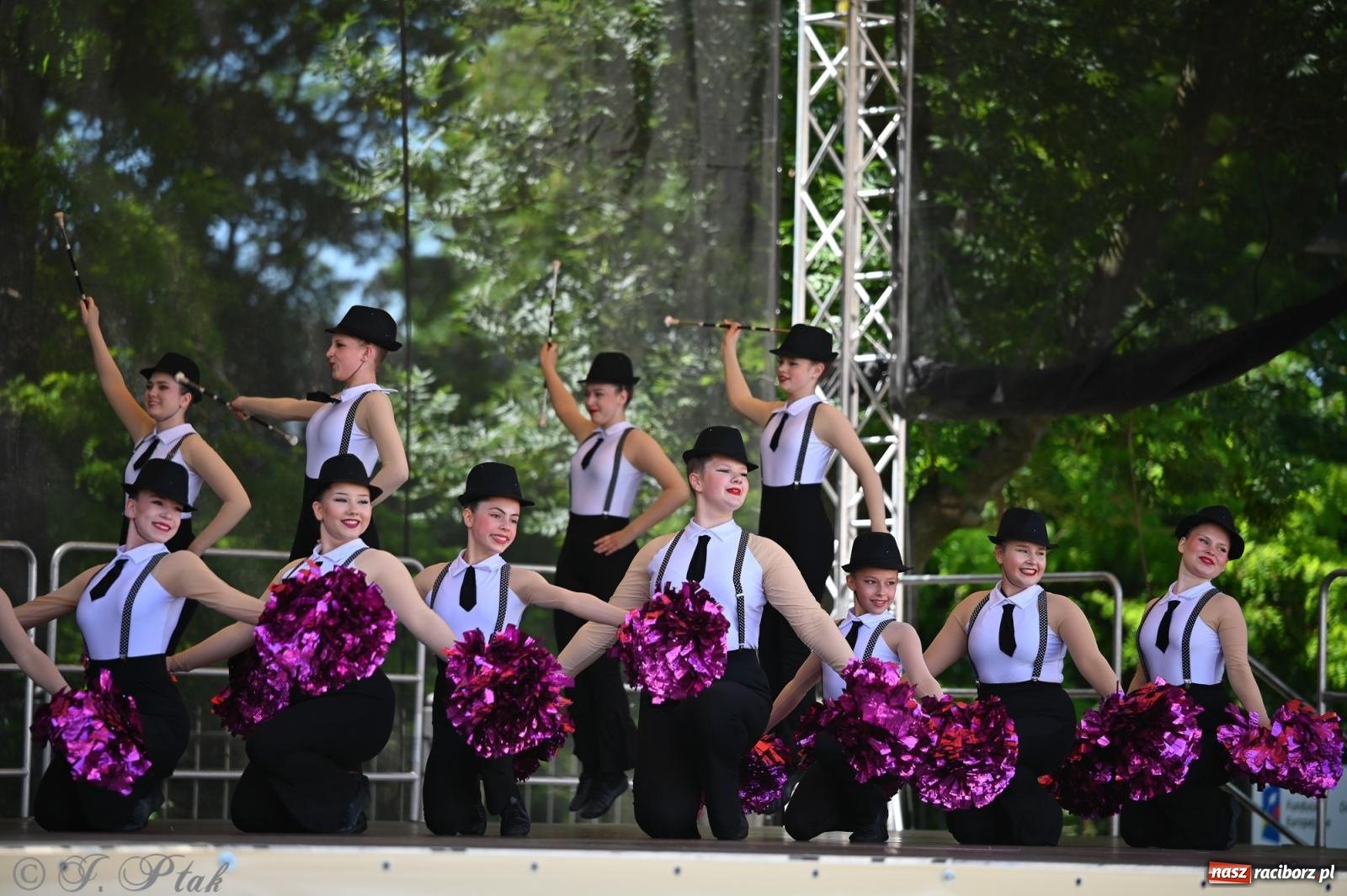 Zdjęcie w galerii na portalu naszraciborz.pl: Mażoretki opanowały Zamek Piastowski. V Mażoretkowy Zawrót Głowy wiadomości z regionu
