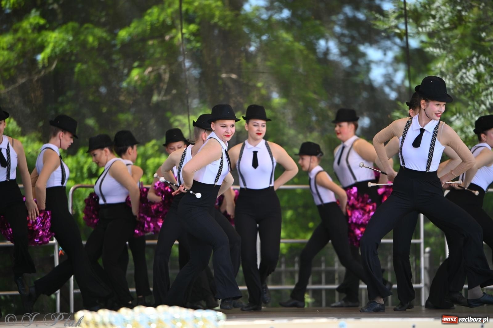 Zdjęcie w galerii na portalu naszraciborz.pl: Mażoretki opanowały Zamek Piastowski. V Mażoretkowy Zawrót Głowy wiadomości z regionu