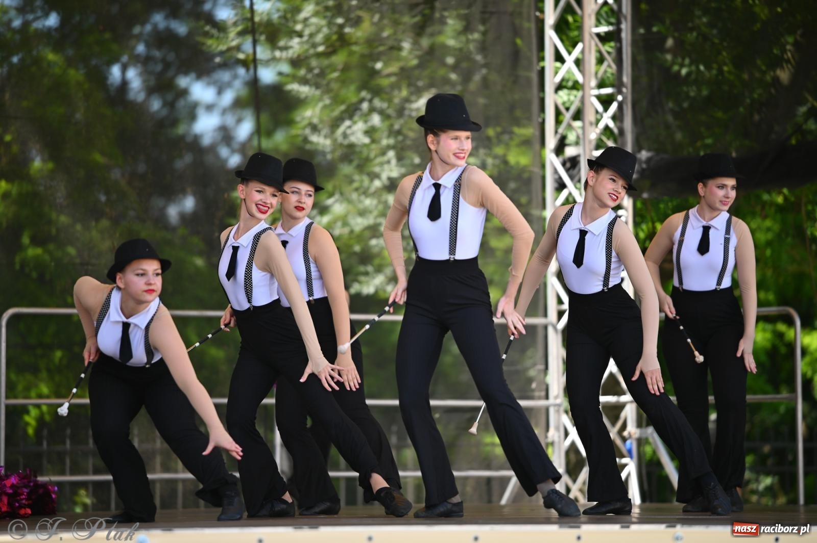Zdjęcie w galerii na portalu naszraciborz.pl: Mażoretki opanowały Zamek Piastowski. V Mażoretkowy Zawrót Głowy wiadomości z regionu