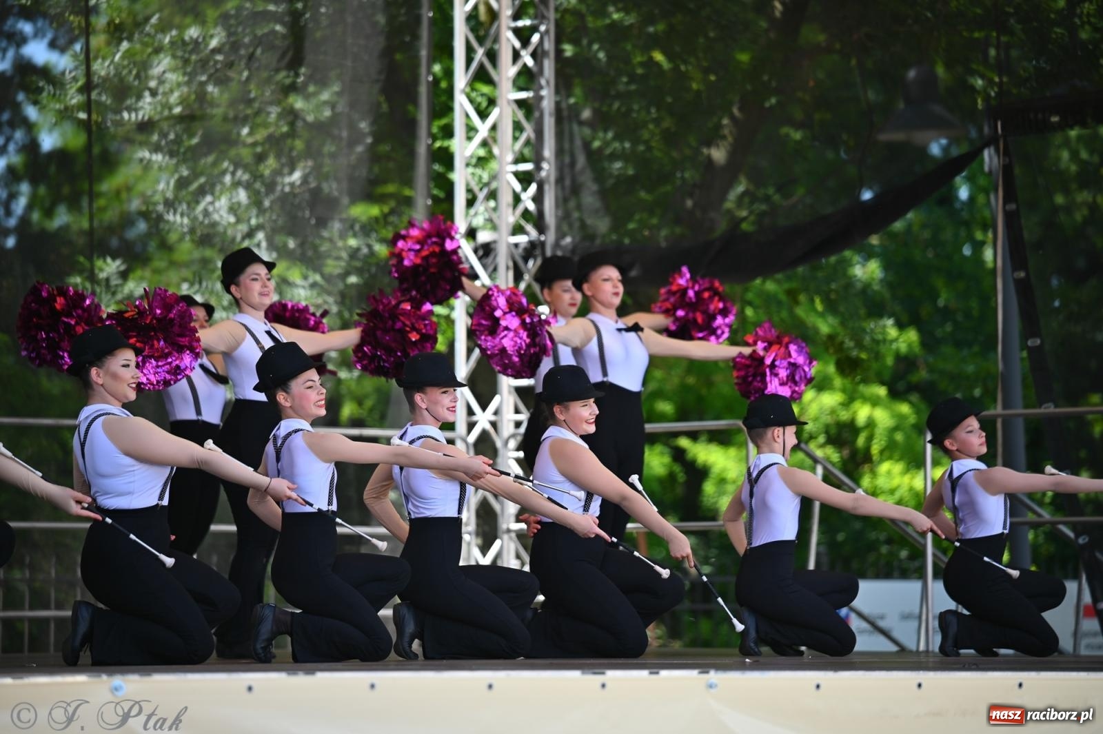 Zdjęcie w galerii na portalu naszraciborz.pl: Mażoretki opanowały Zamek Piastowski. V Mażoretkowy Zawrót Głowy wiadomości z regionu