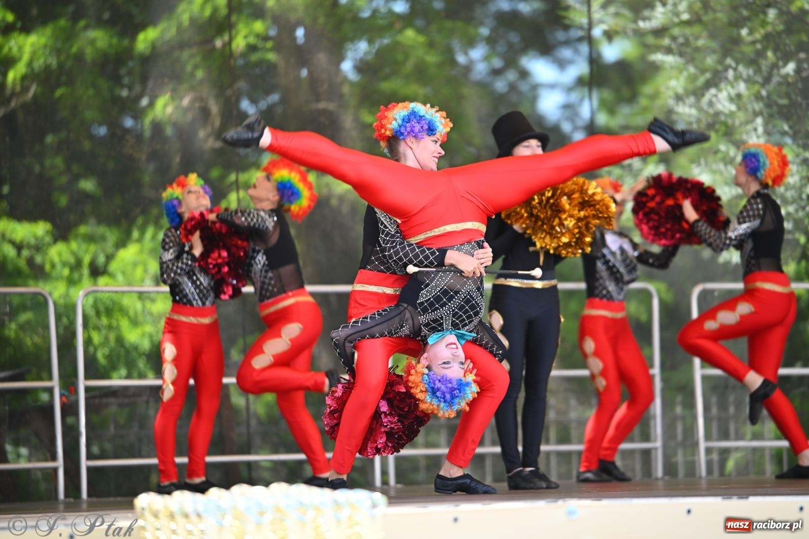 Zdjęcie w galerii na portalu naszraciborz.pl: Mażoretki opanowały Zamek Piastowski. V Mażoretkowy Zawrót Głowy wiadomości z regionu