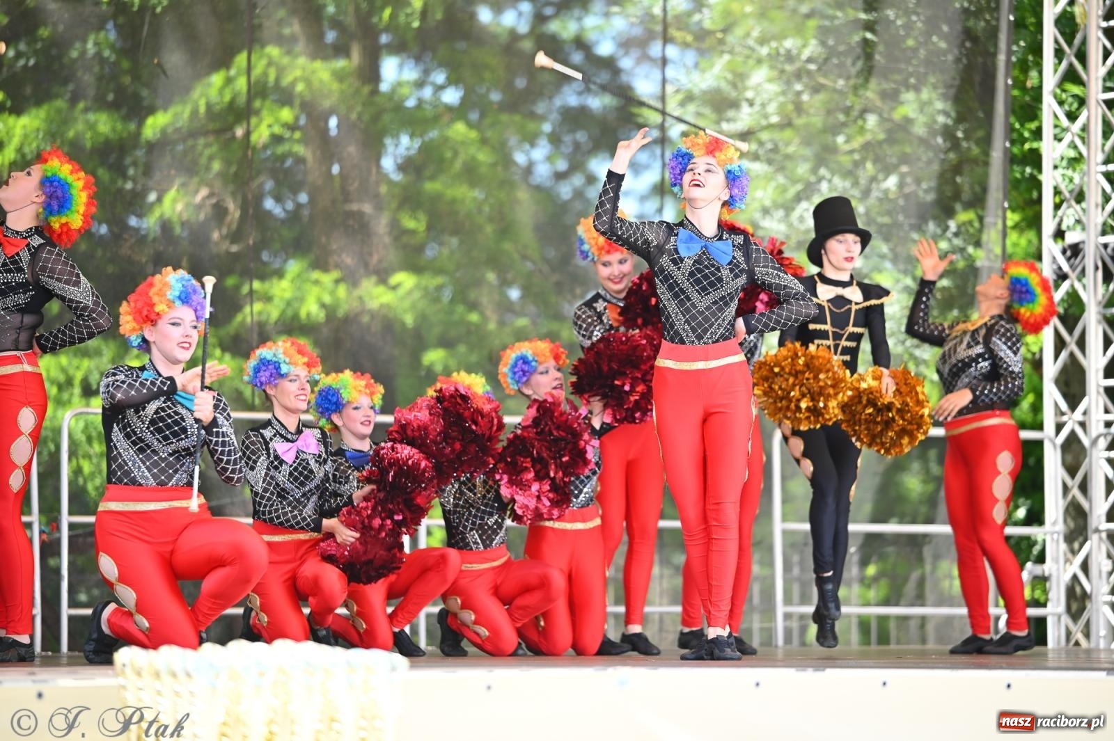 Zdjęcie w galerii na portalu naszraciborz.pl: Mażoretki opanowały Zamek Piastowski. V Mażoretkowy Zawrót Głowy wiadomości z regionu