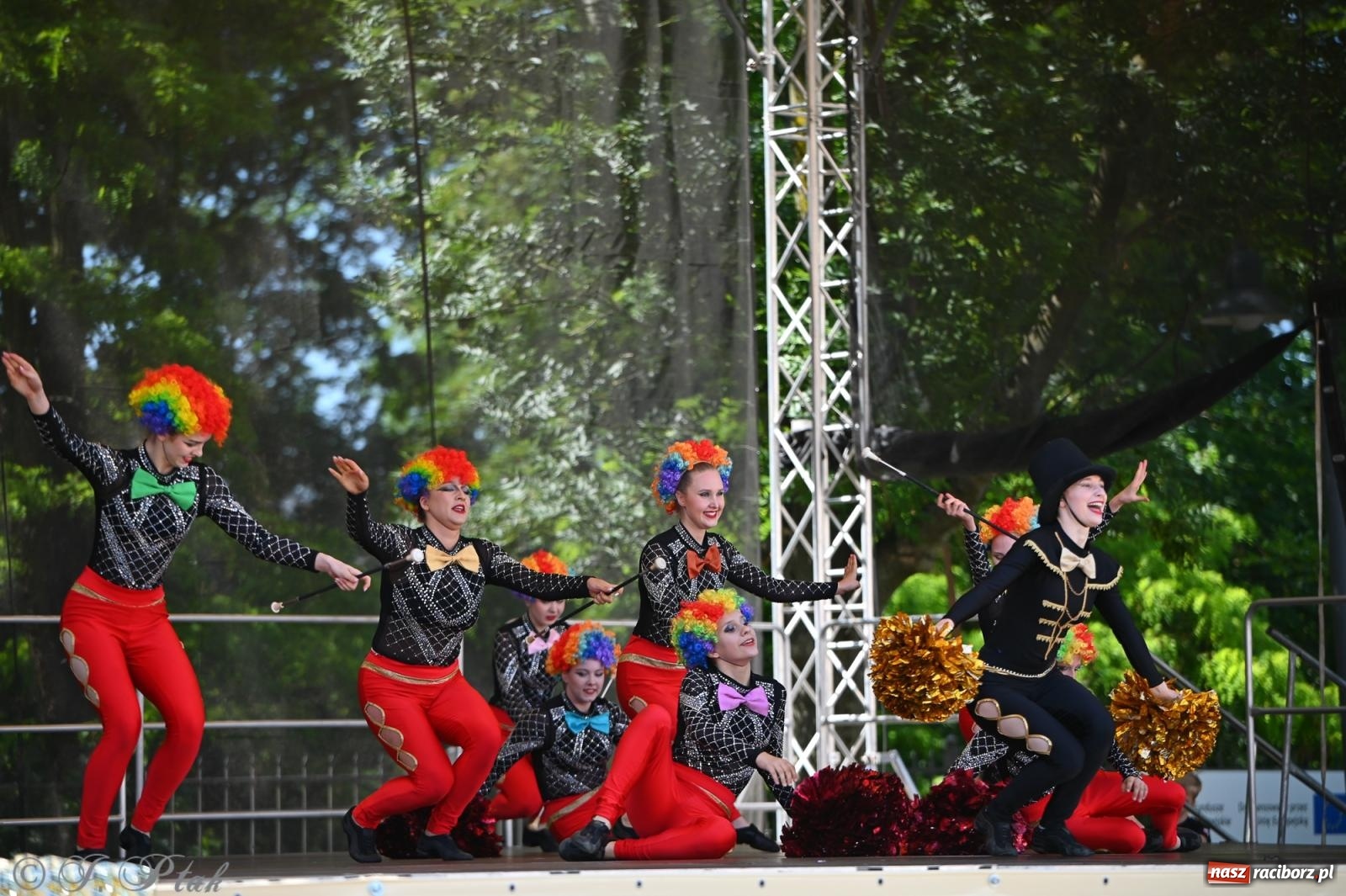 Zdjęcie w galerii na portalu naszraciborz.pl: Mażoretki opanowały Zamek Piastowski. V Mażoretkowy Zawrót Głowy wiadomości z regionu