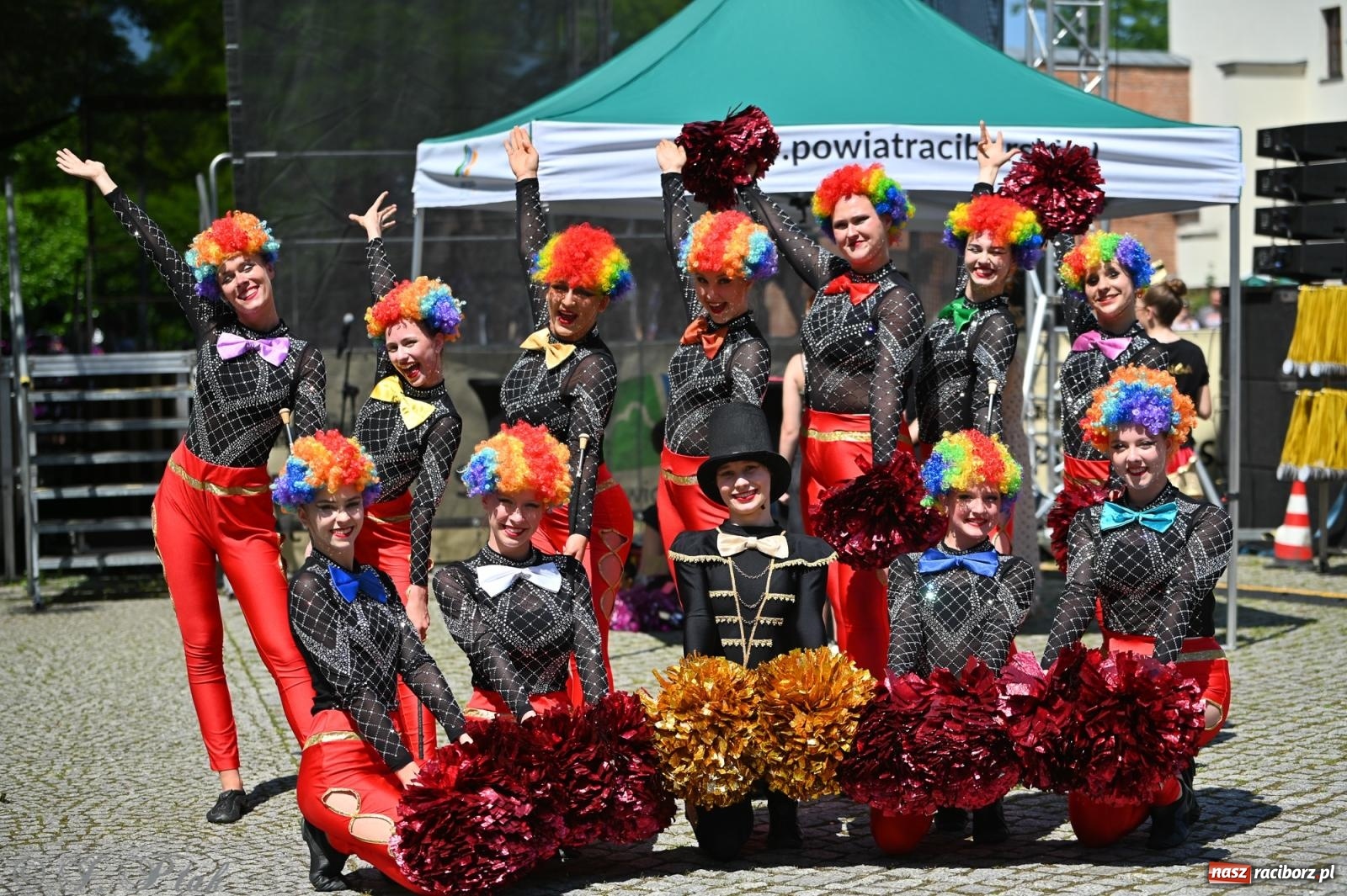 Zdjęcie w galerii na portalu naszraciborz.pl: Mażoretki opanowały Zamek Piastowski. V Mażoretkowy Zawrót Głowy wiadomości z regionu