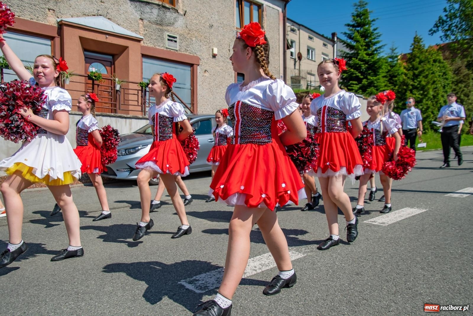 Zdjęcie w galerii na portalu naszraciborz.pl: Głośno i kolorowo! Przemarsz orkiestr dętych ulicami Tworkowa w ramach X Międzynarodowego Festiwalu Orkiestr Dętych w Gminie Krzyżanowice wiadomości z regionu