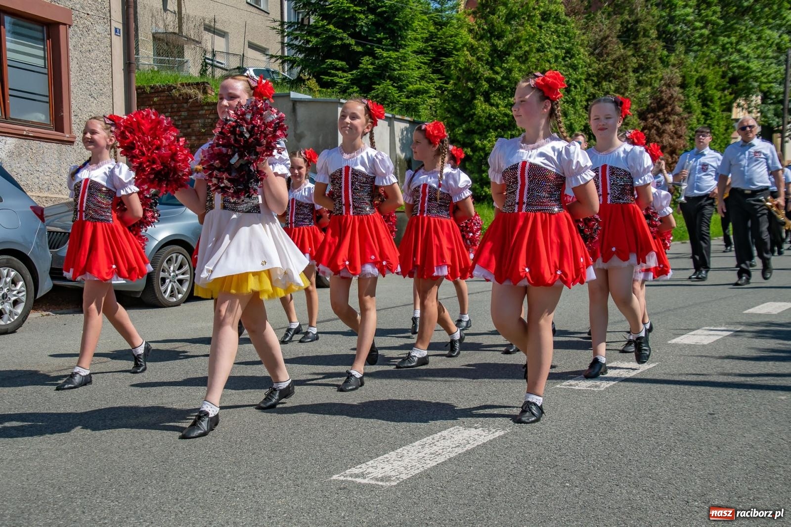 Zdjęcie w galerii na portalu naszraciborz.pl: Głośno i kolorowo! Przemarsz orkiestr dętych ulicami Tworkowa w ramach X Międzynarodowego Festiwalu Orkiestr Dętych w Gminie Krzyżanowice wiadomości z regionu