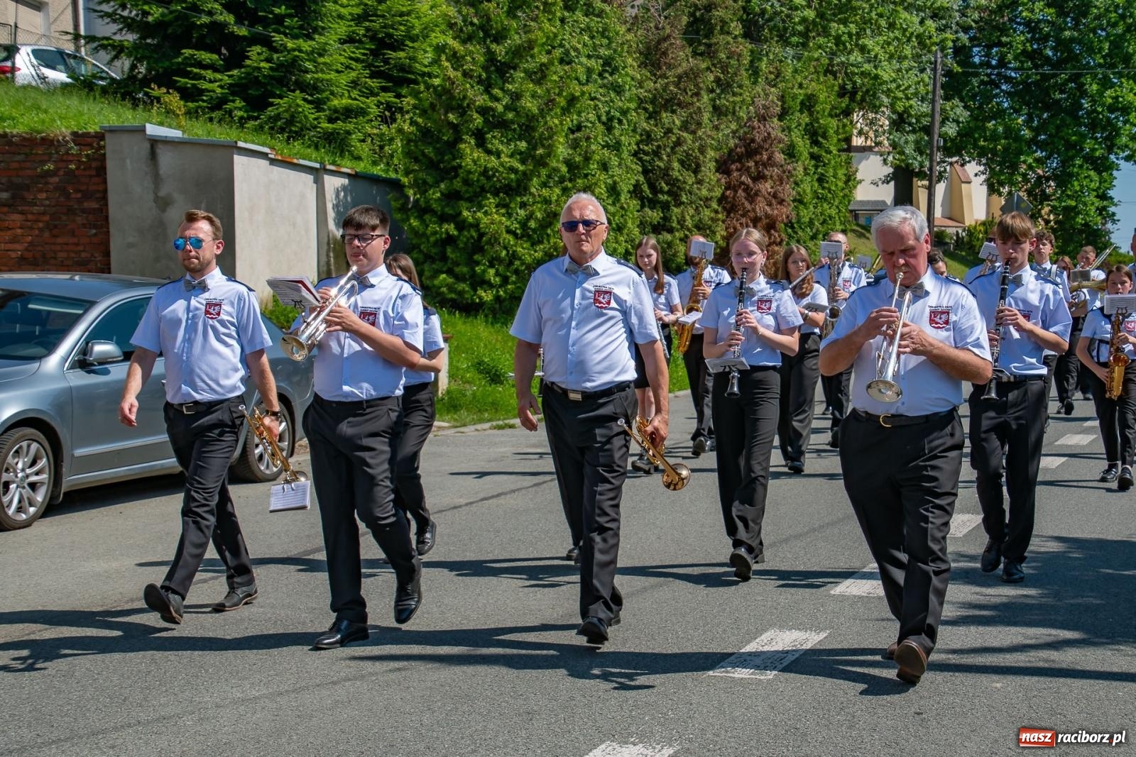 Zdjęcie w galerii na portalu naszraciborz.pl: Głośno i kolorowo! Przemarsz orkiestr dętych ulicami Tworkowa w ramach X Międzynarodowego Festiwalu Orkiestr Dętych w Gminie Krzyżanowice wiadomości z regionu