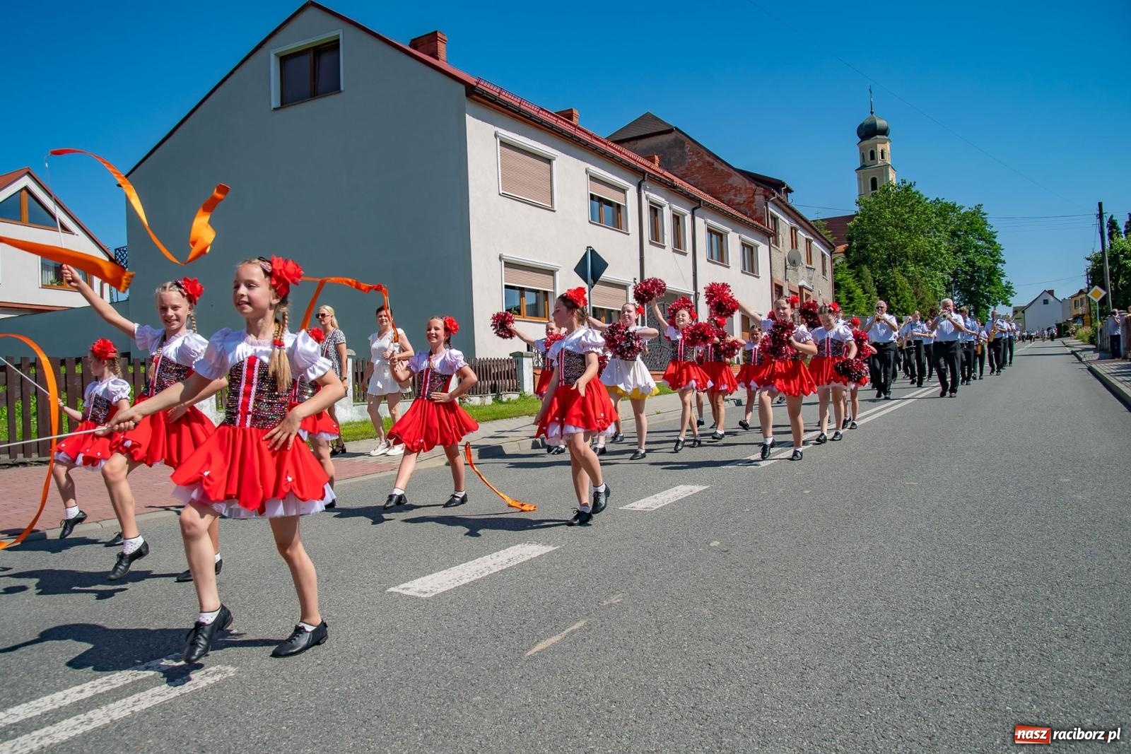 Zdjęcie w galerii na portalu naszraciborz.pl: Głośno i kolorowo! Przemarsz orkiestr dętych ulicami Tworkowa w ramach X Międzynarodowego Festiwalu Orkiestr Dętych w Gminie Krzyżanowice wiadomości z regionu