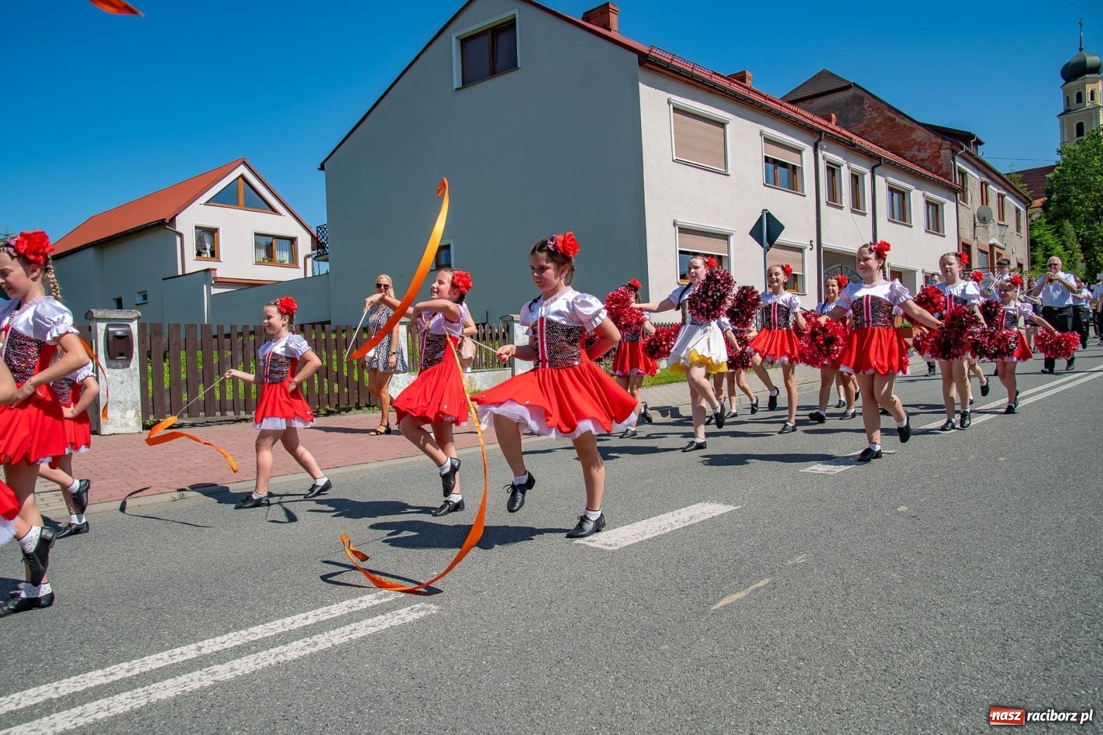 Zdjęcie w galerii na portalu naszraciborz.pl: Głośno i kolorowo! Przemarsz orkiestr dętych ulicami Tworkowa w ramach X Międzynarodowego Festiwalu Orkiestr Dętych w Gminie Krzyżanowice wiadomości z regionu