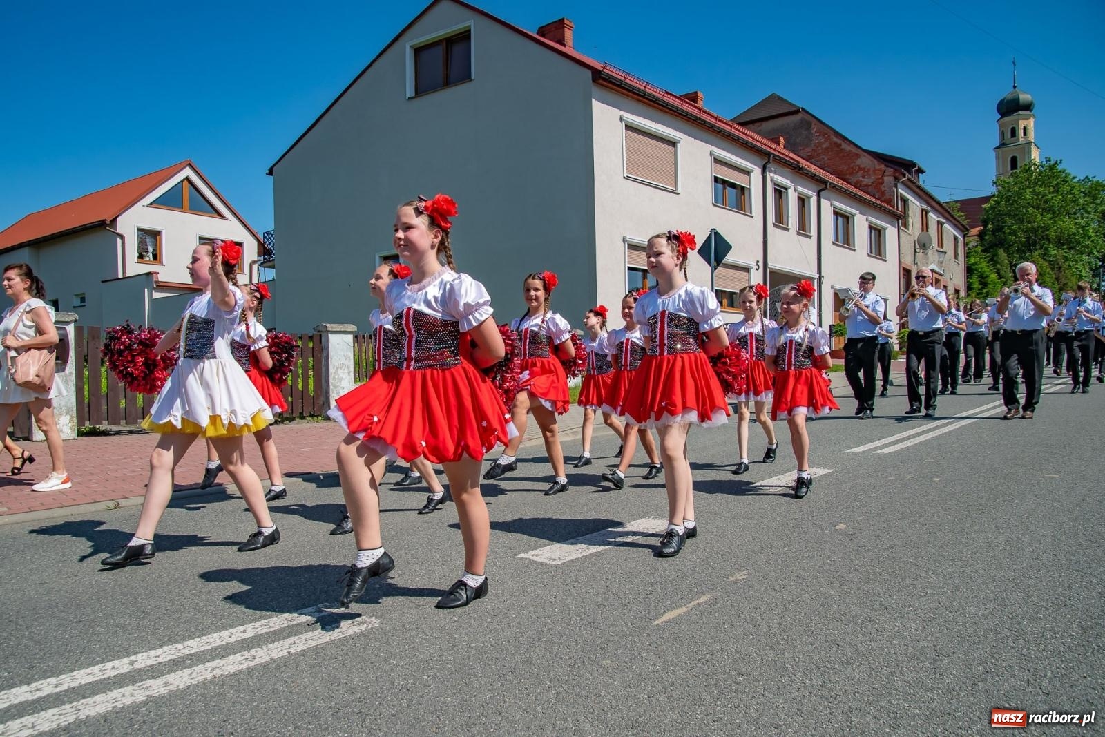 Zdjęcie w galerii na portalu naszraciborz.pl: Głośno i kolorowo! Przemarsz orkiestr dętych ulicami Tworkowa w ramach X Międzynarodowego Festiwalu Orkiestr Dętych w Gminie Krzyżanowice wiadomości z regionu