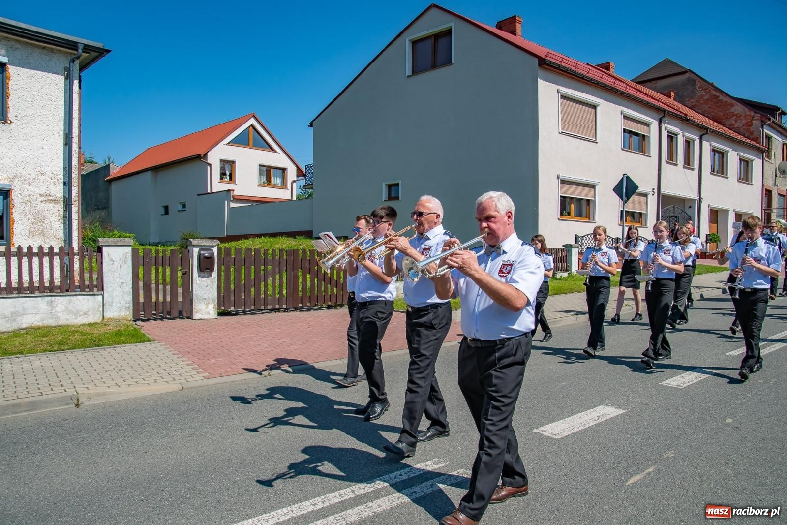Zdjęcie w galerii na portalu naszraciborz.pl: Głośno i kolorowo! Przemarsz orkiestr dętych ulicami Tworkowa w ramach X Międzynarodowego Festiwalu Orkiestr Dętych w Gminie Krzyżanowice wiadomości z regionu
