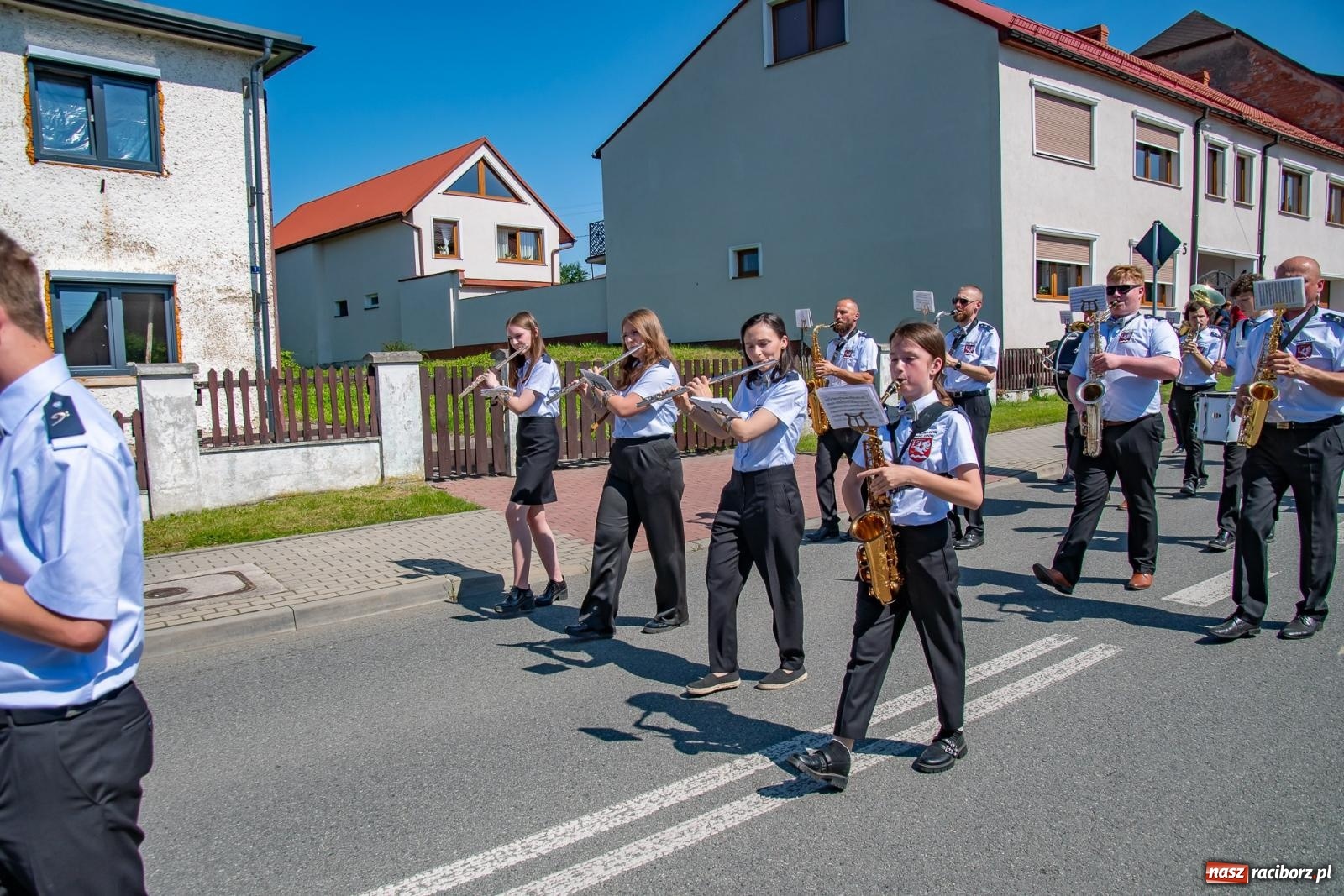 Zdjęcie w galerii na portalu naszraciborz.pl: Głośno i kolorowo! Przemarsz orkiestr dętych ulicami Tworkowa w ramach X Międzynarodowego Festiwalu Orkiestr Dętych w Gminie Krzyżanowice wiadomości z regionu