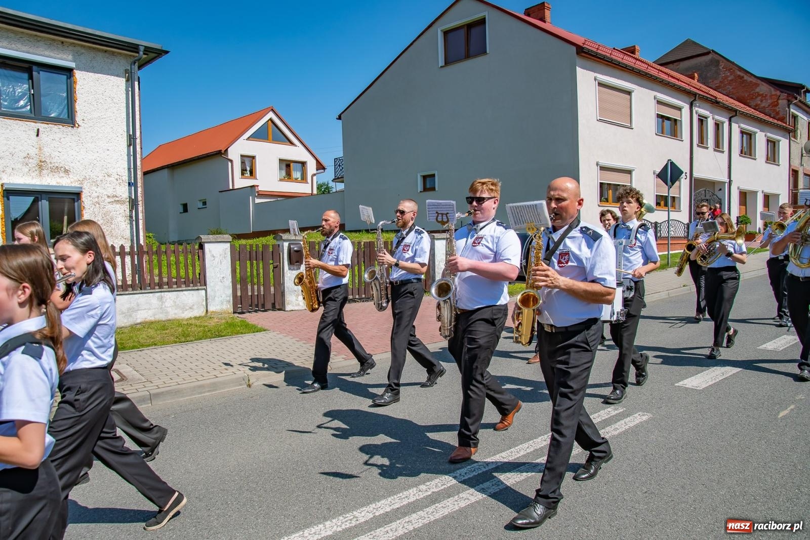 Zdjęcie w galerii na portalu naszraciborz.pl: Głośno i kolorowo! Przemarsz orkiestr dętych ulicami Tworkowa w ramach X Międzynarodowego Festiwalu Orkiestr Dętych w Gminie Krzyżanowice wiadomości z regionu