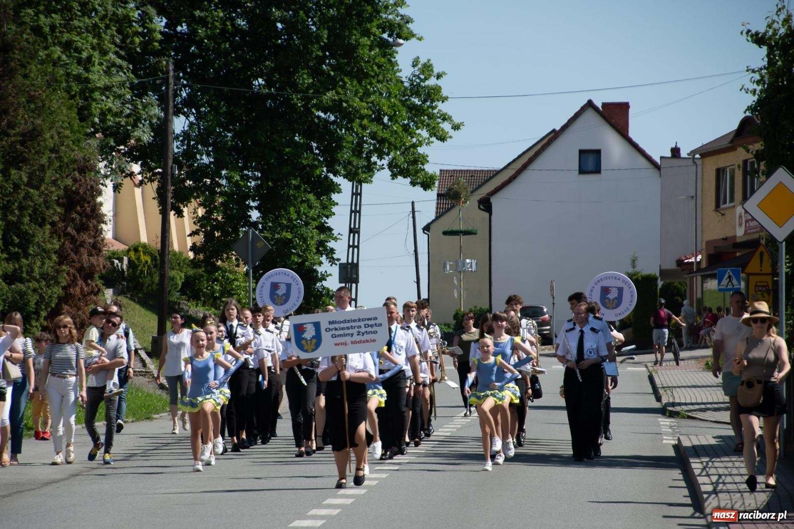 Zdjęcie w galerii na portalu naszraciborz.pl: Głośno i kolorowo! Przemarsz orkiestr dętych ulicami Tworkowa w ramach X Międzynarodowego Festiwalu Orkiestr Dętych w Gminie Krzyżanowice wiadomości z regionu