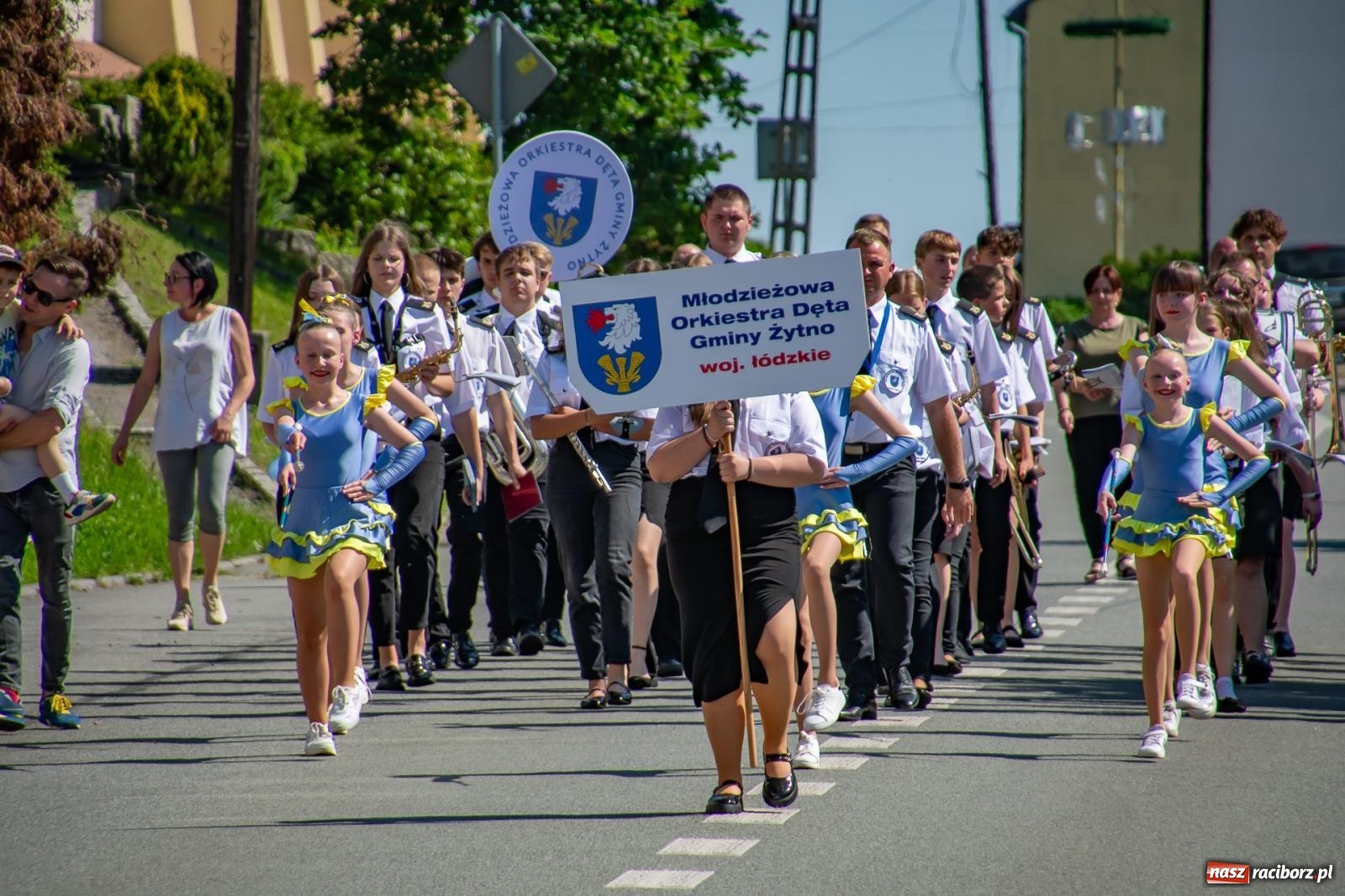 Zdjęcie w galerii na portalu naszraciborz.pl: Głośno i kolorowo! Przemarsz orkiestr dętych ulicami Tworkowa w ramach X Międzynarodowego Festiwalu Orkiestr Dętych w Gminie Krzyżanowice wiadomości z regionu