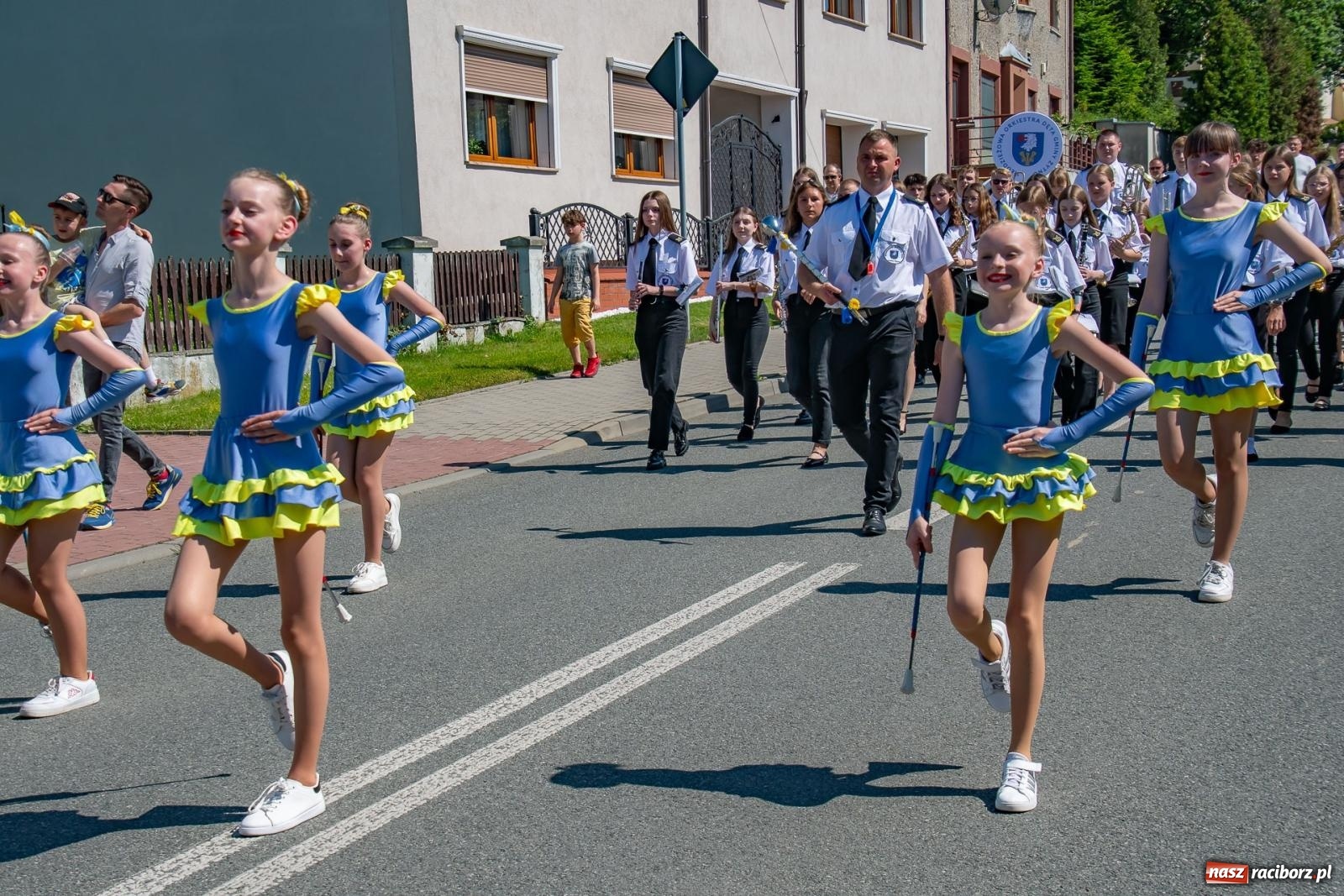 Zdjęcie w galerii na portalu naszraciborz.pl: Głośno i kolorowo! Przemarsz orkiestr dętych ulicami Tworkowa w ramach X Międzynarodowego Festiwalu Orkiestr Dętych w Gminie Krzyżanowice wiadomości z regionu
