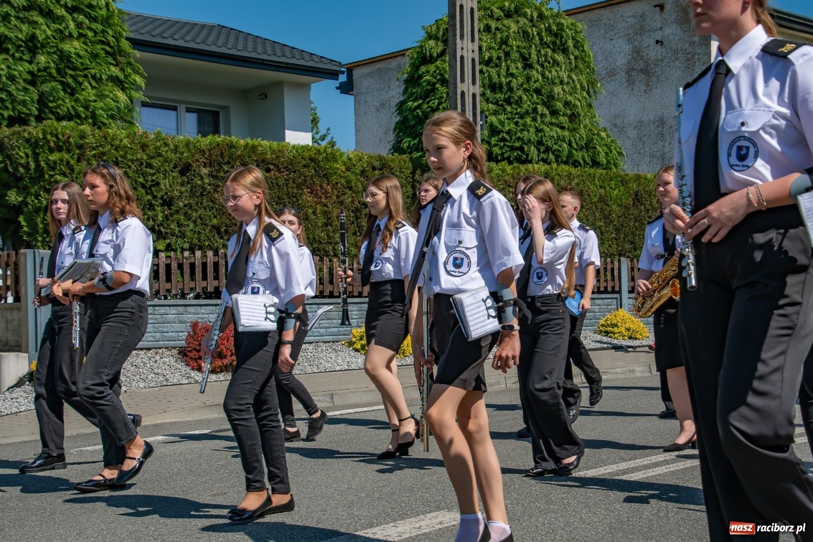 Zdjęcie w galerii na portalu naszraciborz.pl: Głośno i kolorowo! Przemarsz orkiestr dętych ulicami Tworkowa w ramach X Międzynarodowego Festiwalu Orkiestr Dętych w Gminie Krzyżanowice wiadomości z regionu