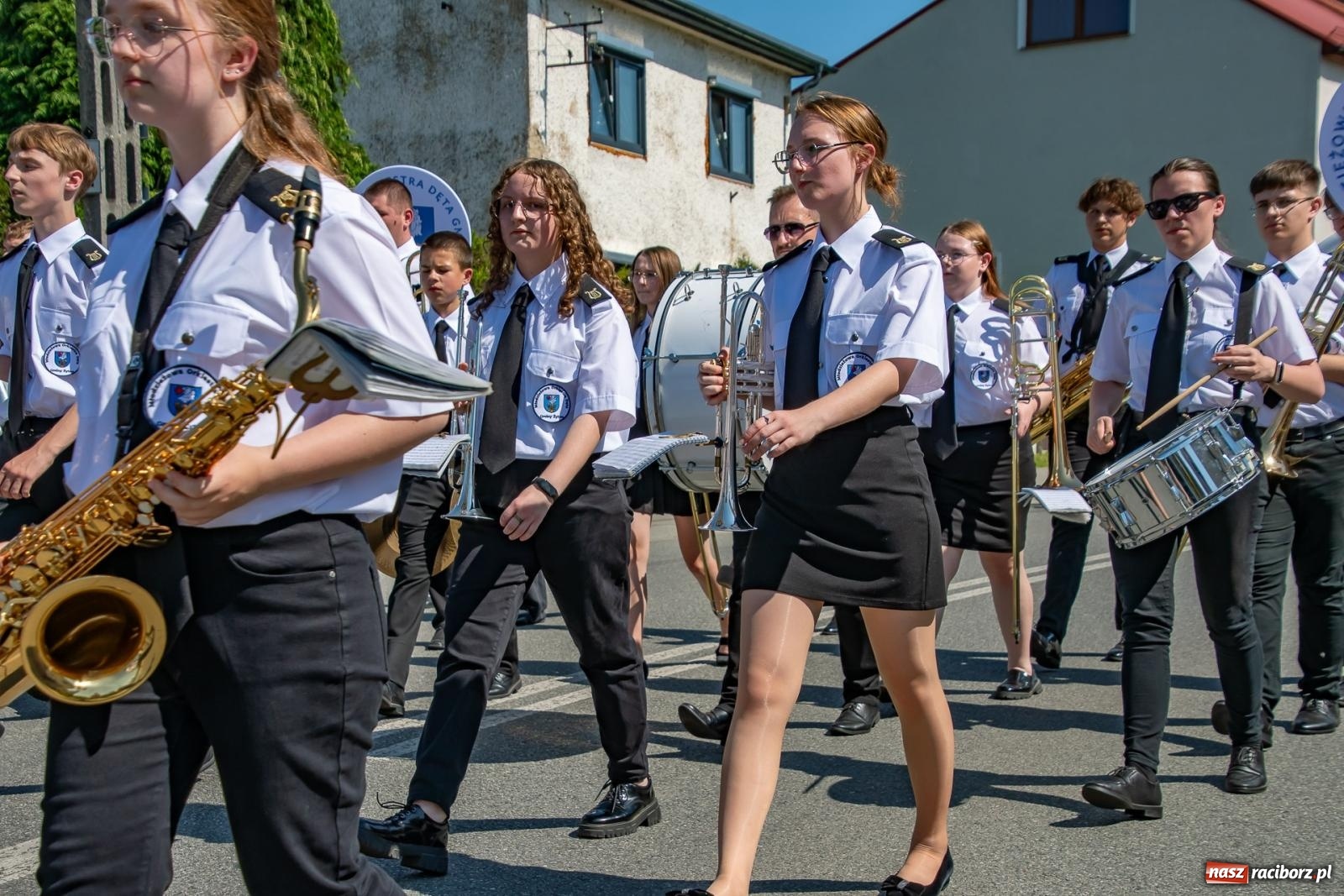 Zdjęcie w galerii na portalu naszraciborz.pl: Głośno i kolorowo! Przemarsz orkiestr dętych ulicami Tworkowa w ramach X Międzynarodowego Festiwalu Orkiestr Dętych w Gminie Krzyżanowice wiadomości z regionu