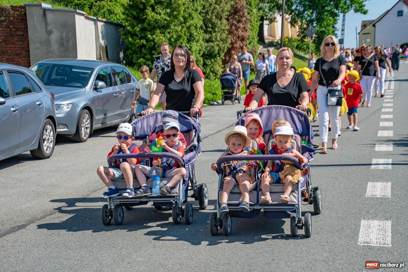 Zdjęcie w galerii na portalu naszraciborz.pl: Głośno i kolorowo! Przemarsz orkiestr dętych ulicami Tworkowa w ramach X Międzynarodowego Festiwalu Orkiestr Dętych w Gminie Krzyżanowice wiadomości z regionu
