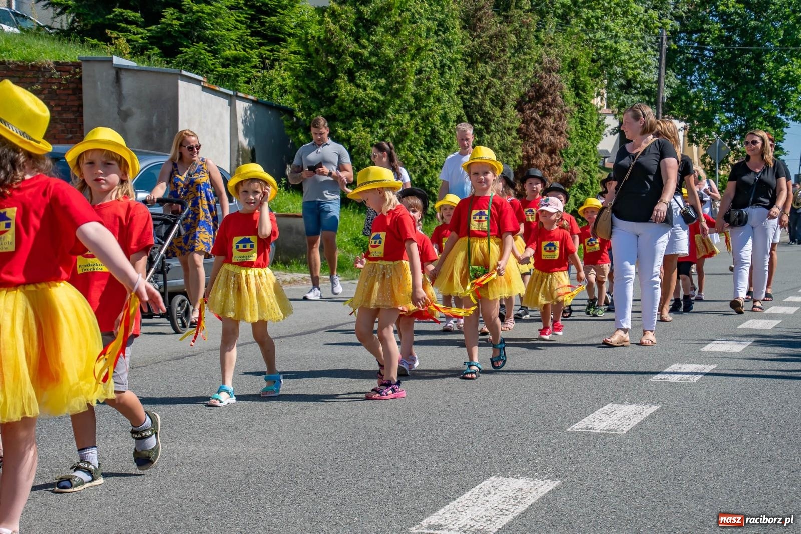 Zdjęcie w galerii na portalu naszraciborz.pl: Głośno i kolorowo! Przemarsz orkiestr dętych ulicami Tworkowa w ramach X Międzynarodowego Festiwalu Orkiestr Dętych w Gminie Krzyżanowice wiadomości z regionu