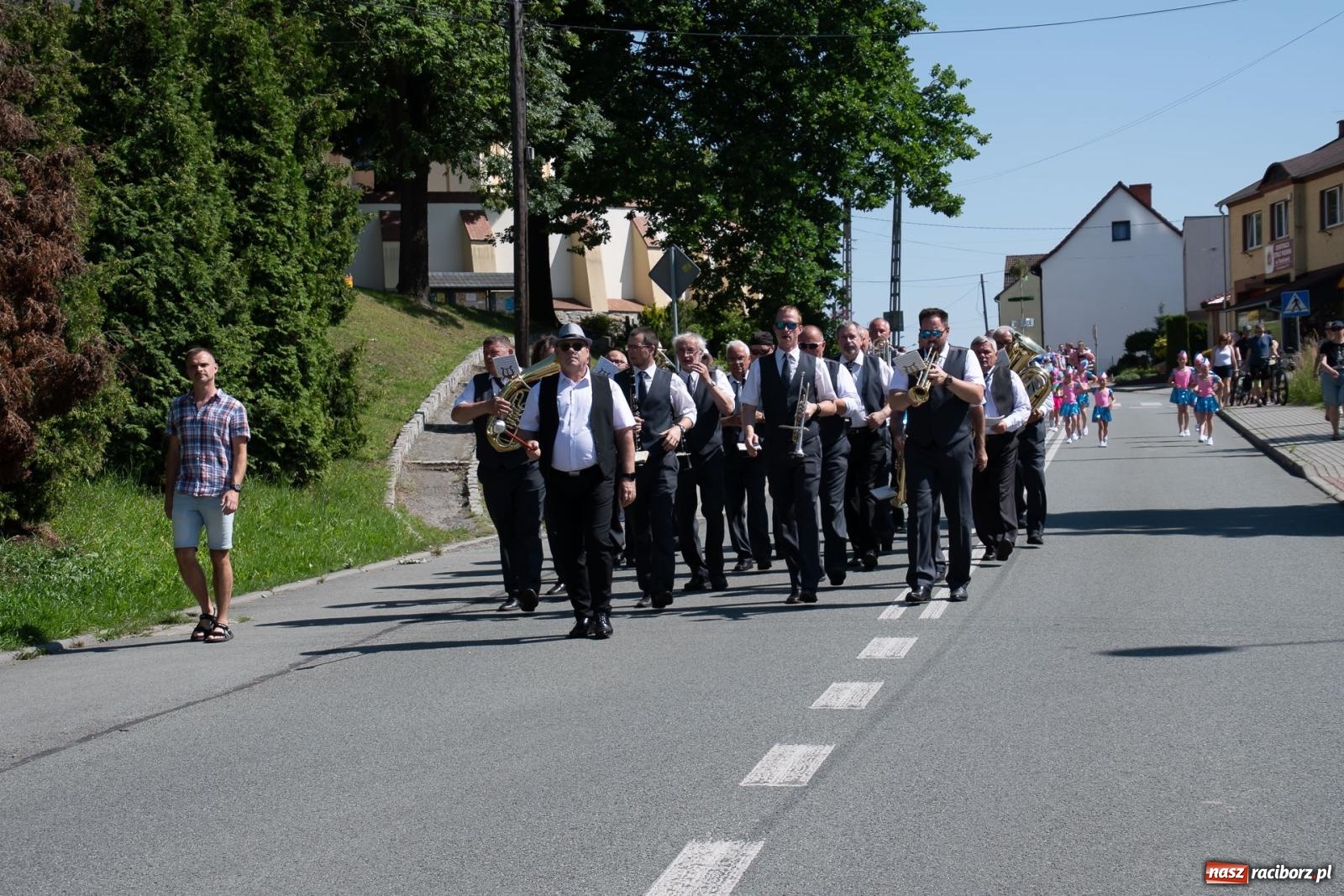 Zdjęcie w galerii na portalu naszraciborz.pl: Głośno i kolorowo! Przemarsz orkiestr dętych ulicami Tworkowa w ramach X Międzynarodowego Festiwalu Orkiestr Dętych w Gminie Krzyżanowice wiadomości z regionu