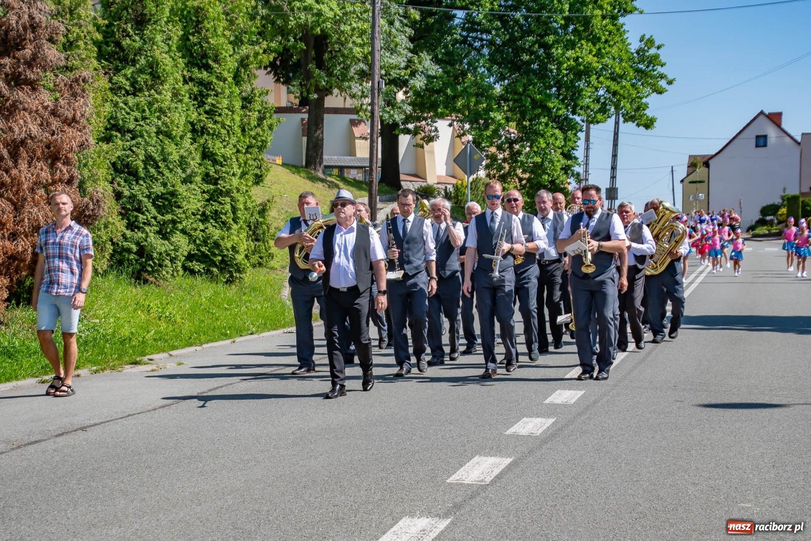 Zdjęcie w galerii na portalu naszraciborz.pl: Głośno i kolorowo! Przemarsz orkiestr dętych ulicami Tworkowa w ramach X Międzynarodowego Festiwalu Orkiestr Dętych w Gminie Krzyżanowice wiadomości z regionu