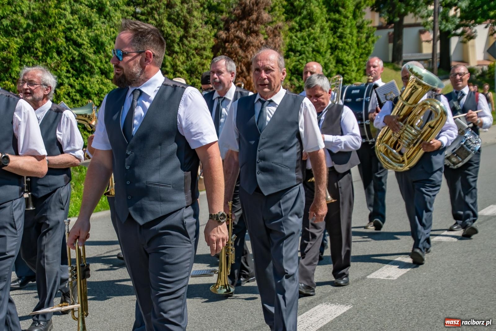 Zdjęcie w galerii na portalu naszraciborz.pl: Głośno i kolorowo! Przemarsz orkiestr dętych ulicami Tworkowa w ramach X Międzynarodowego Festiwalu Orkiestr Dętych w Gminie Krzyżanowice wiadomości z regionu