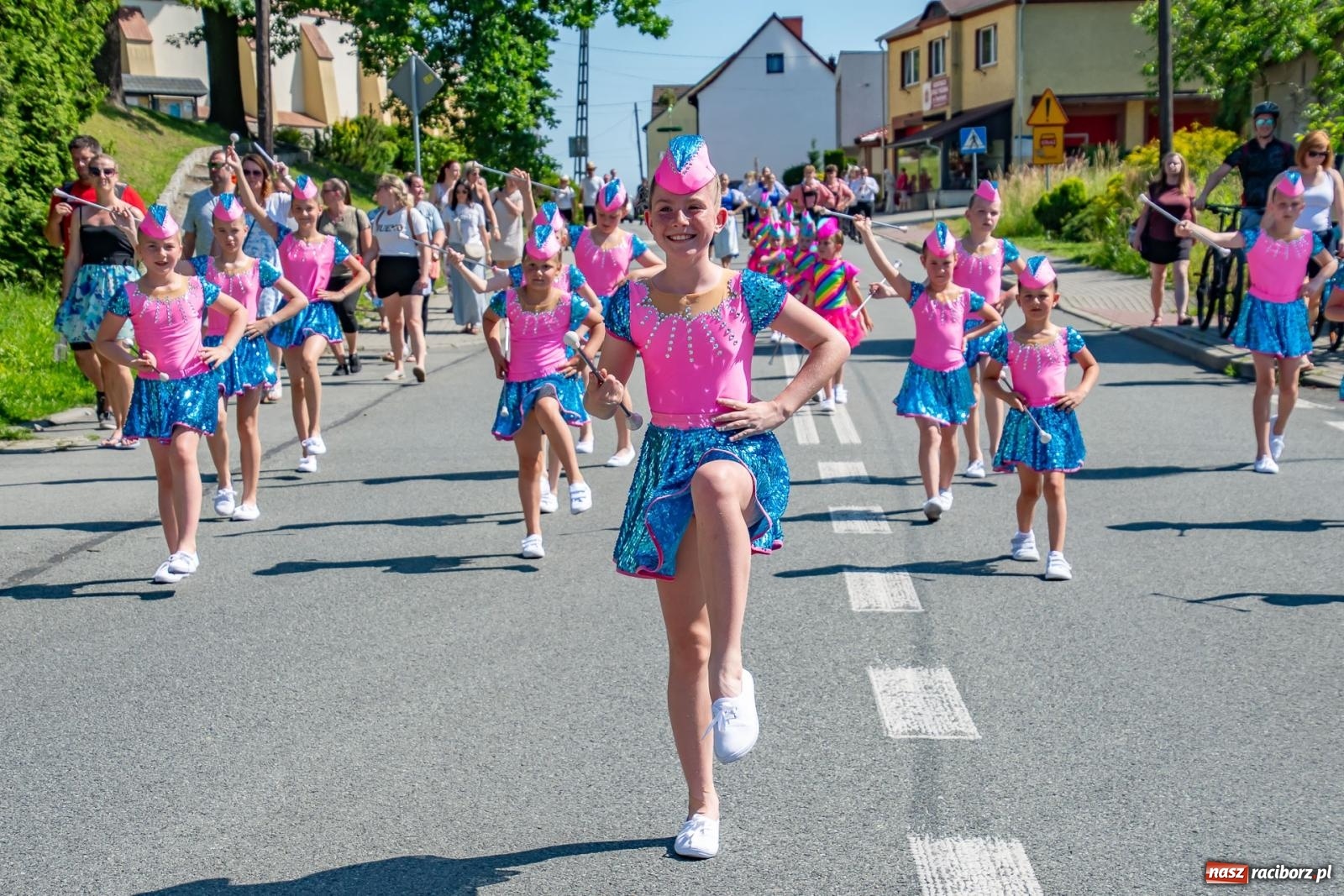 Zdjęcie w galerii na portalu naszraciborz.pl: Głośno i kolorowo! Przemarsz orkiestr dętych ulicami Tworkowa w ramach X Międzynarodowego Festiwalu Orkiestr Dętych w Gminie Krzyżanowice wiadomości z regionu