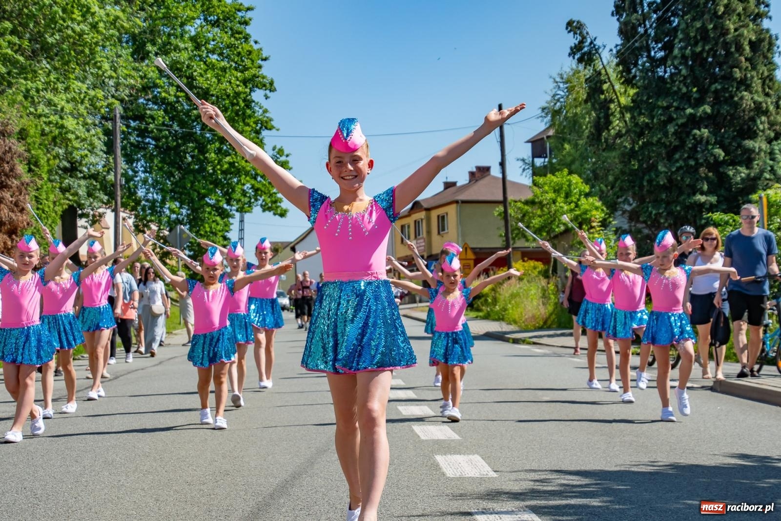 Zdjęcie w galerii na portalu naszraciborz.pl: Głośno i kolorowo! Przemarsz orkiestr dętych ulicami Tworkowa w ramach X Międzynarodowego Festiwalu Orkiestr Dętych w Gminie Krzyżanowice wiadomości z regionu