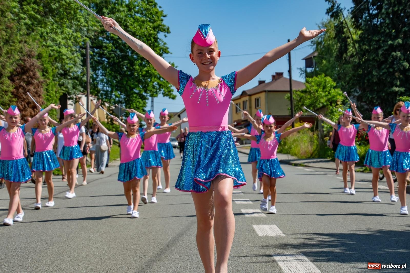 Zdjęcie w galerii na portalu naszraciborz.pl: Głośno i kolorowo! Przemarsz orkiestr dętych ulicami Tworkowa w ramach X Międzynarodowego Festiwalu Orkiestr Dętych w Gminie Krzyżanowice wiadomości z regionu