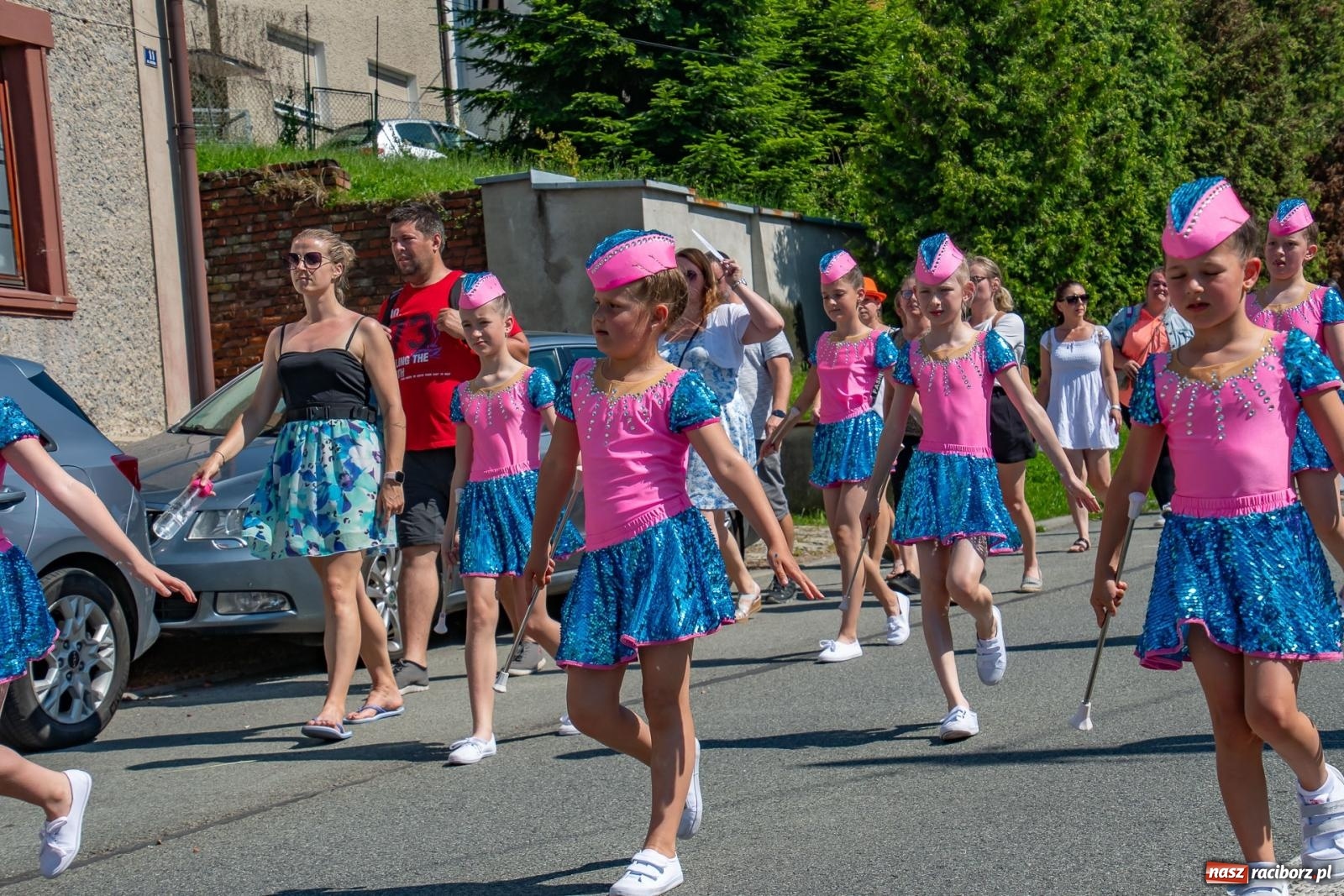 Zdjęcie w galerii na portalu naszraciborz.pl: Głośno i kolorowo! Przemarsz orkiestr dętych ulicami Tworkowa w ramach X Międzynarodowego Festiwalu Orkiestr Dętych w Gminie Krzyżanowice wiadomości z regionu