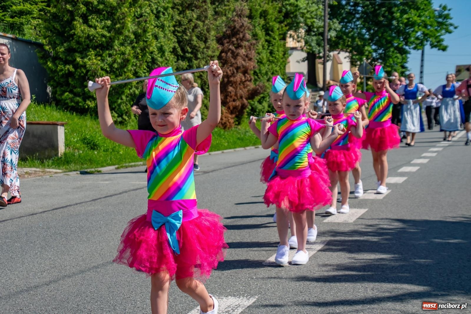 Zdjęcie w galerii na portalu naszraciborz.pl: Głośno i kolorowo! Przemarsz orkiestr dętych ulicami Tworkowa w ramach X Międzynarodowego Festiwalu Orkiestr Dętych w Gminie Krzyżanowice wiadomości z regionu