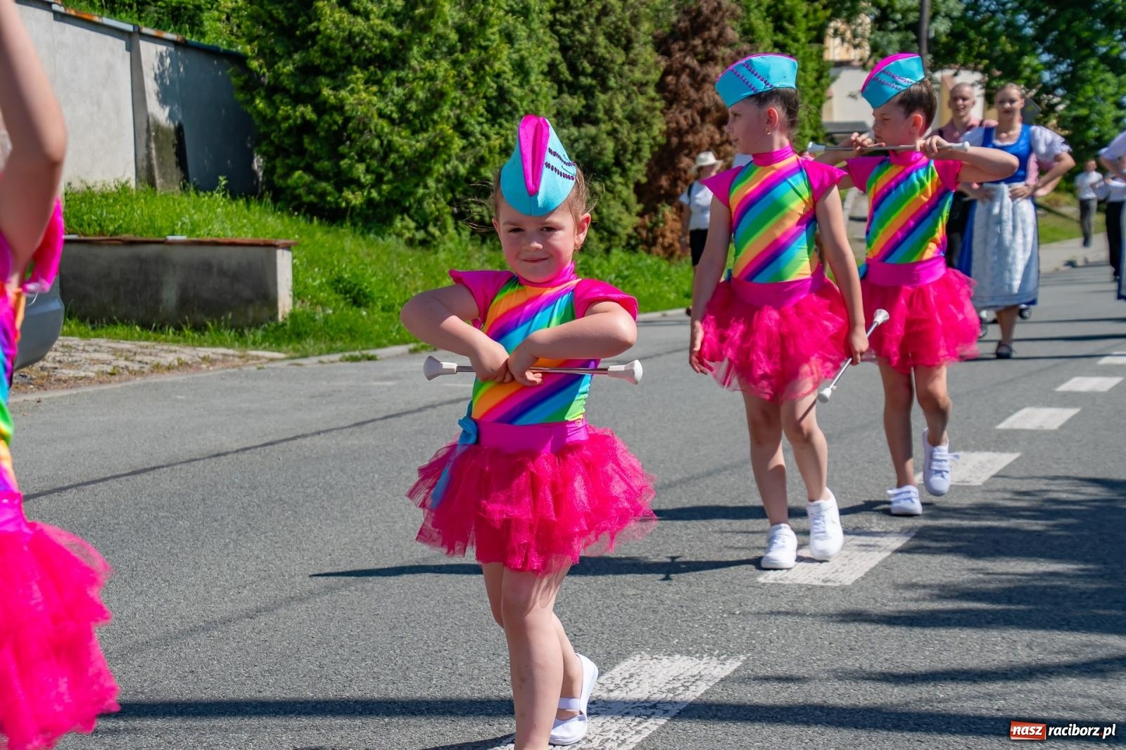 Zdjęcie w galerii na portalu naszraciborz.pl: Głośno i kolorowo! Przemarsz orkiestr dętych ulicami Tworkowa w ramach X Międzynarodowego Festiwalu Orkiestr Dętych w Gminie Krzyżanowice wiadomości z regionu
