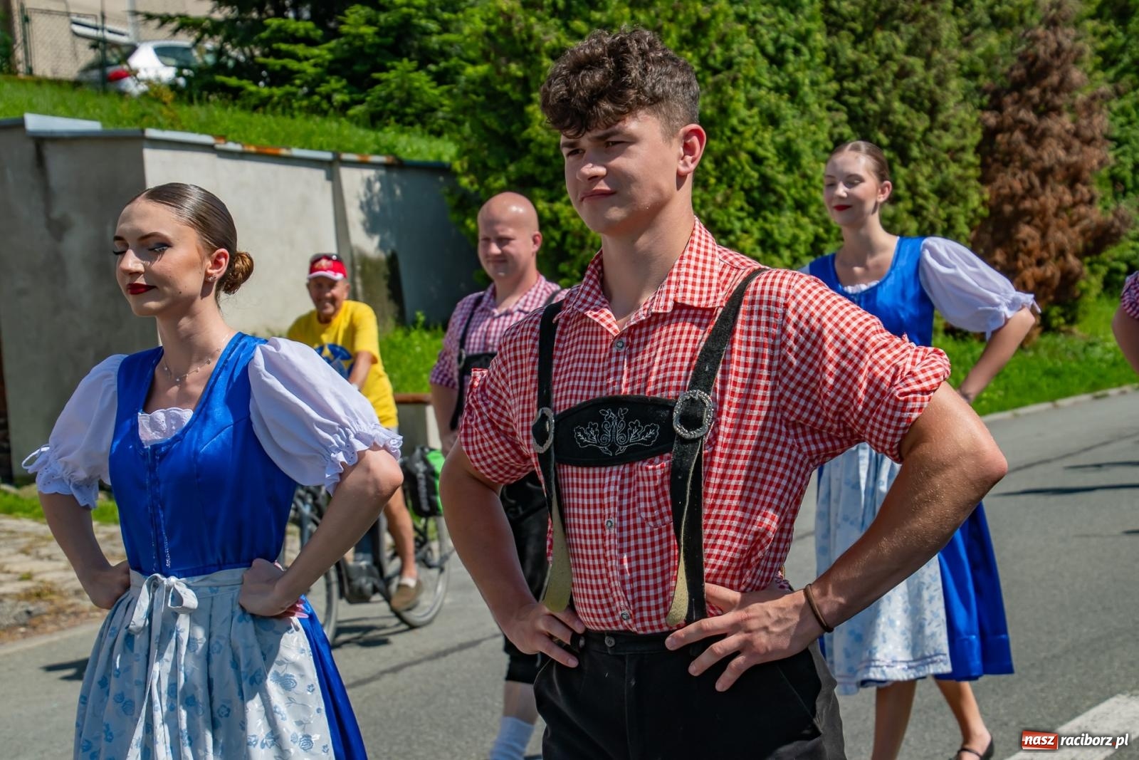 Zdjęcie w galerii na portalu naszraciborz.pl: Głośno i kolorowo! Przemarsz orkiestr dętych ulicami Tworkowa w ramach X Międzynarodowego Festiwalu Orkiestr Dętych w Gminie Krzyżanowice wiadomości z regionu