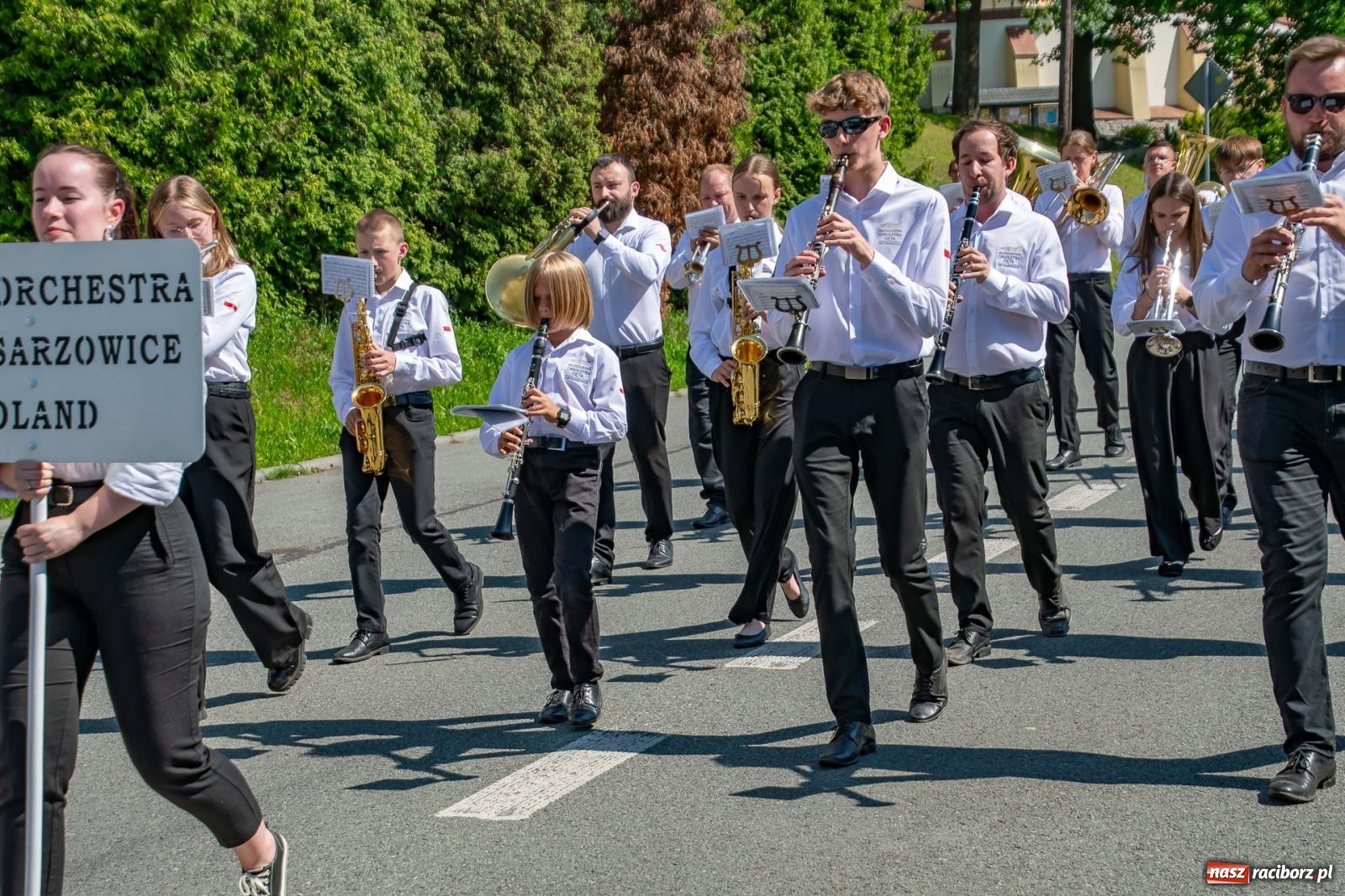 Zdjęcie w galerii na portalu naszraciborz.pl: Głośno i kolorowo! Przemarsz orkiestr dętych ulicami Tworkowa w ramach X Międzynarodowego Festiwalu Orkiestr Dętych w Gminie Krzyżanowice wiadomości z regionu