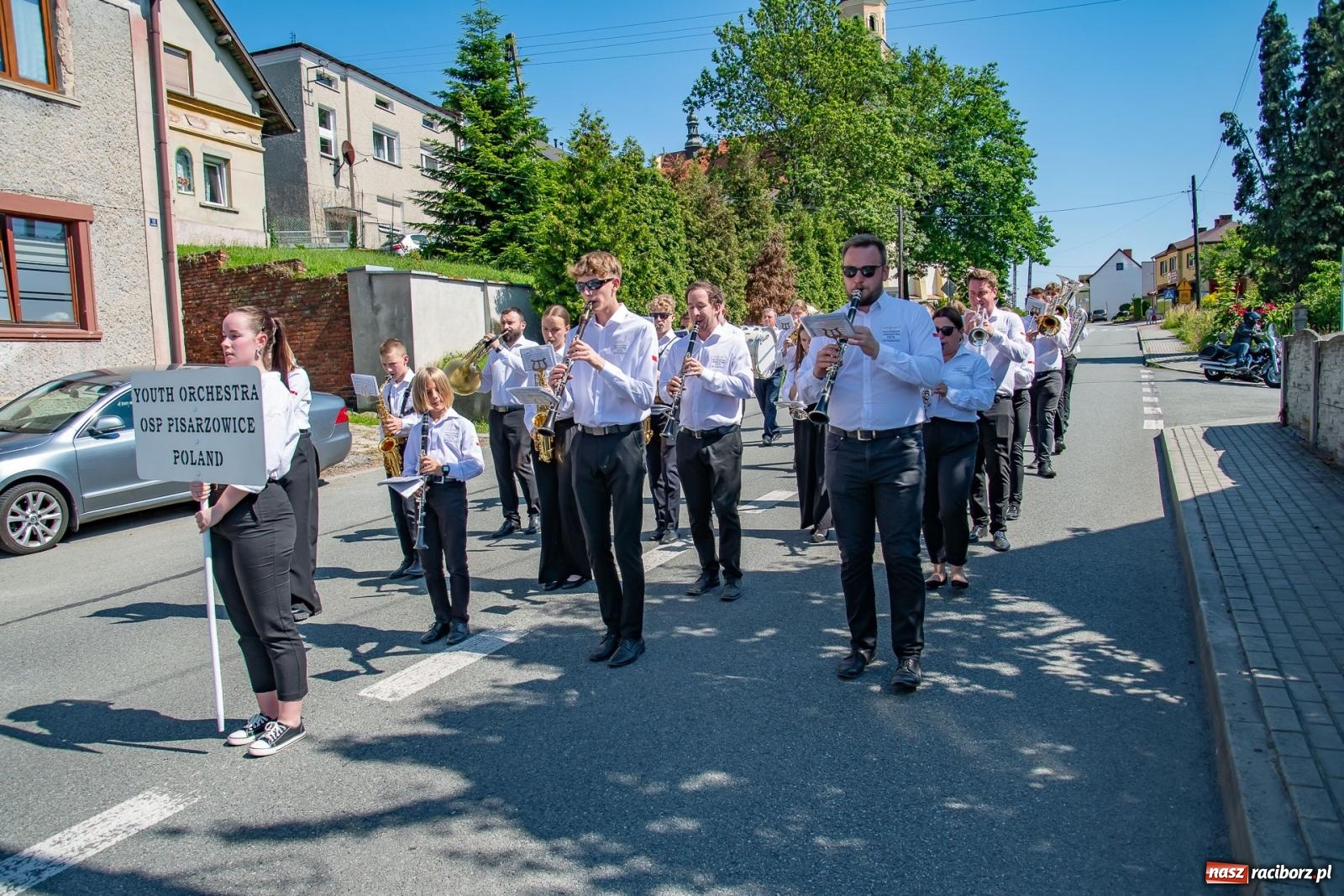 Zdjęcie w galerii na portalu naszraciborz.pl: Głośno i kolorowo! Przemarsz orkiestr dętych ulicami Tworkowa w ramach X Międzynarodowego Festiwalu Orkiestr Dętych w Gminie Krzyżanowice wiadomości z regionu