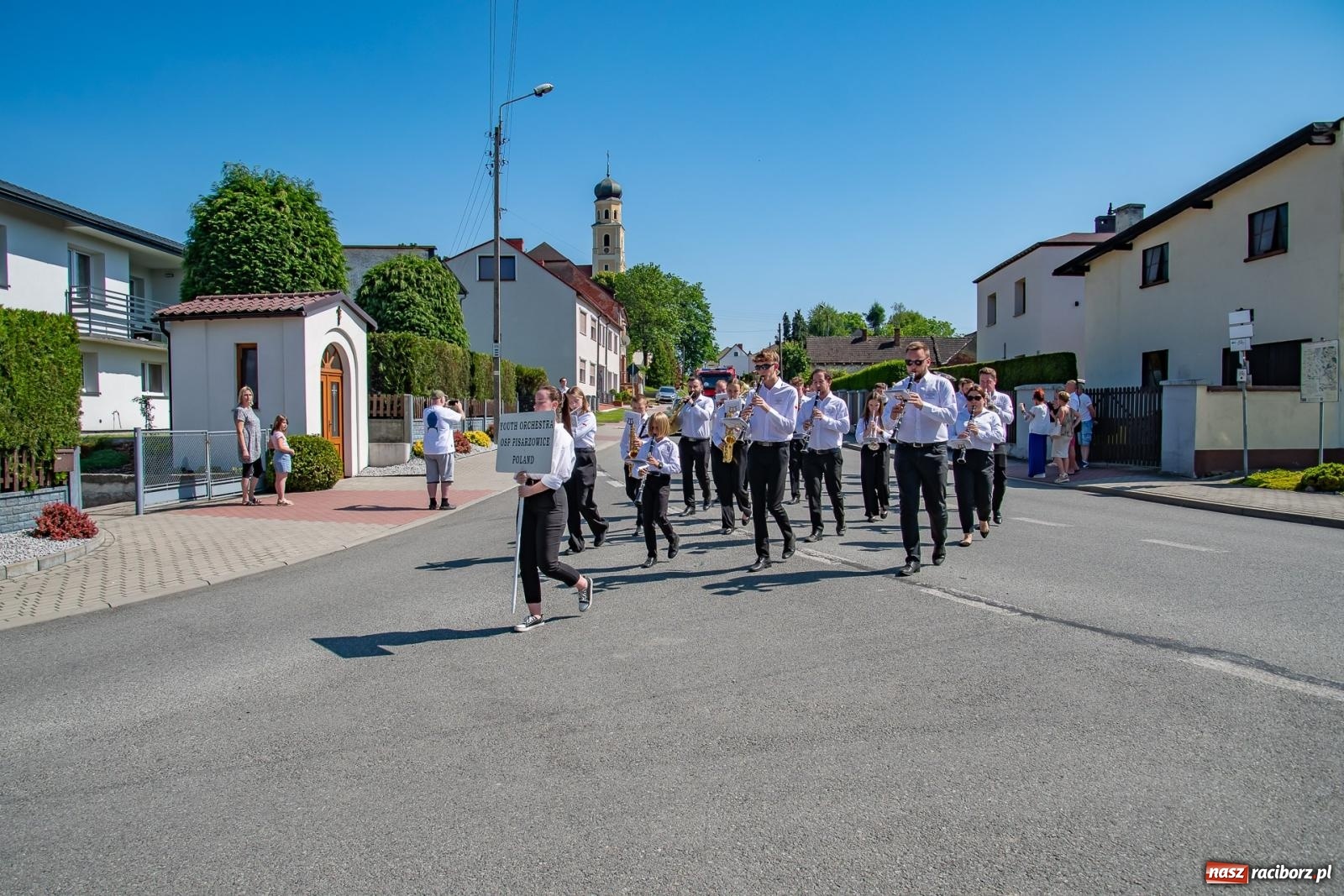Zdjęcie w galerii na portalu naszraciborz.pl: Głośno i kolorowo! Przemarsz orkiestr dętych ulicami Tworkowa w ramach X Międzynarodowego Festiwalu Orkiestr Dętych w Gminie Krzyżanowice wiadomości z regionu