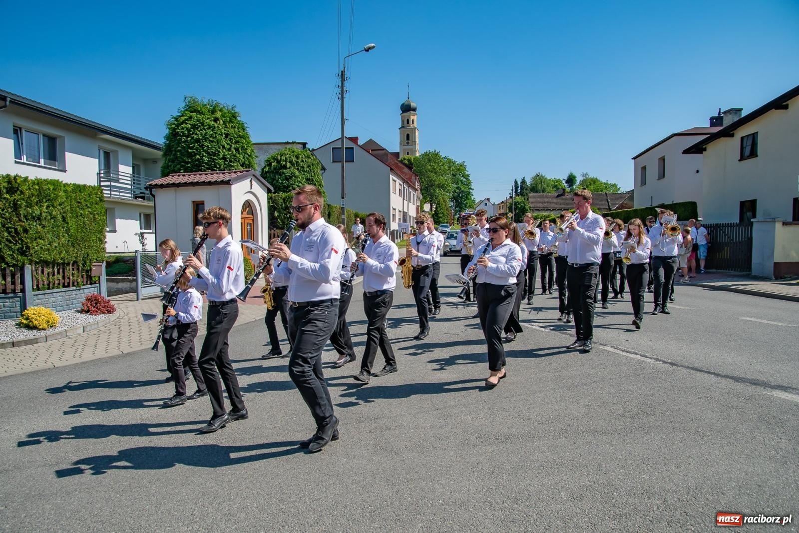 Zdjęcie w galerii na portalu naszraciborz.pl: Głośno i kolorowo! Przemarsz orkiestr dętych ulicami Tworkowa w ramach X Międzynarodowego Festiwalu Orkiestr Dętych w Gminie Krzyżanowice wiadomości z regionu