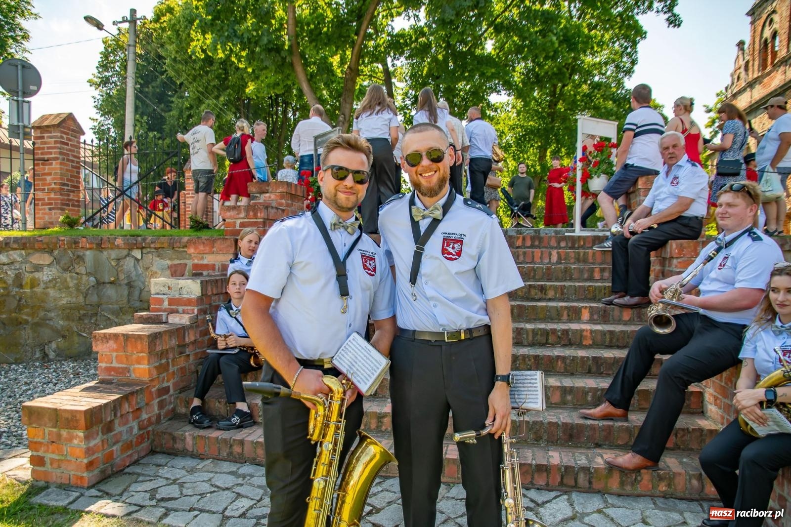 Zdjęcie w galerii na portalu naszraciborz.pl: Głośno i kolorowo! Przemarsz orkiestr dętych ulicami Tworkowa w ramach X Międzynarodowego Festiwalu Orkiestr Dętych w Gminie Krzyżanowice wiadomości z regionu