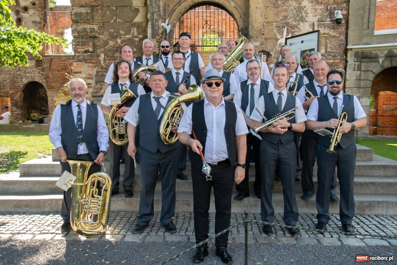 Zdjęcie w galerii na portalu naszraciborz.pl: Głośno i kolorowo! Przemarsz orkiestr dętych ulicami Tworkowa w ramach X Międzynarodowego Festiwalu Orkiestr Dętych w Gminie Krzyżanowice wiadomości z regionu