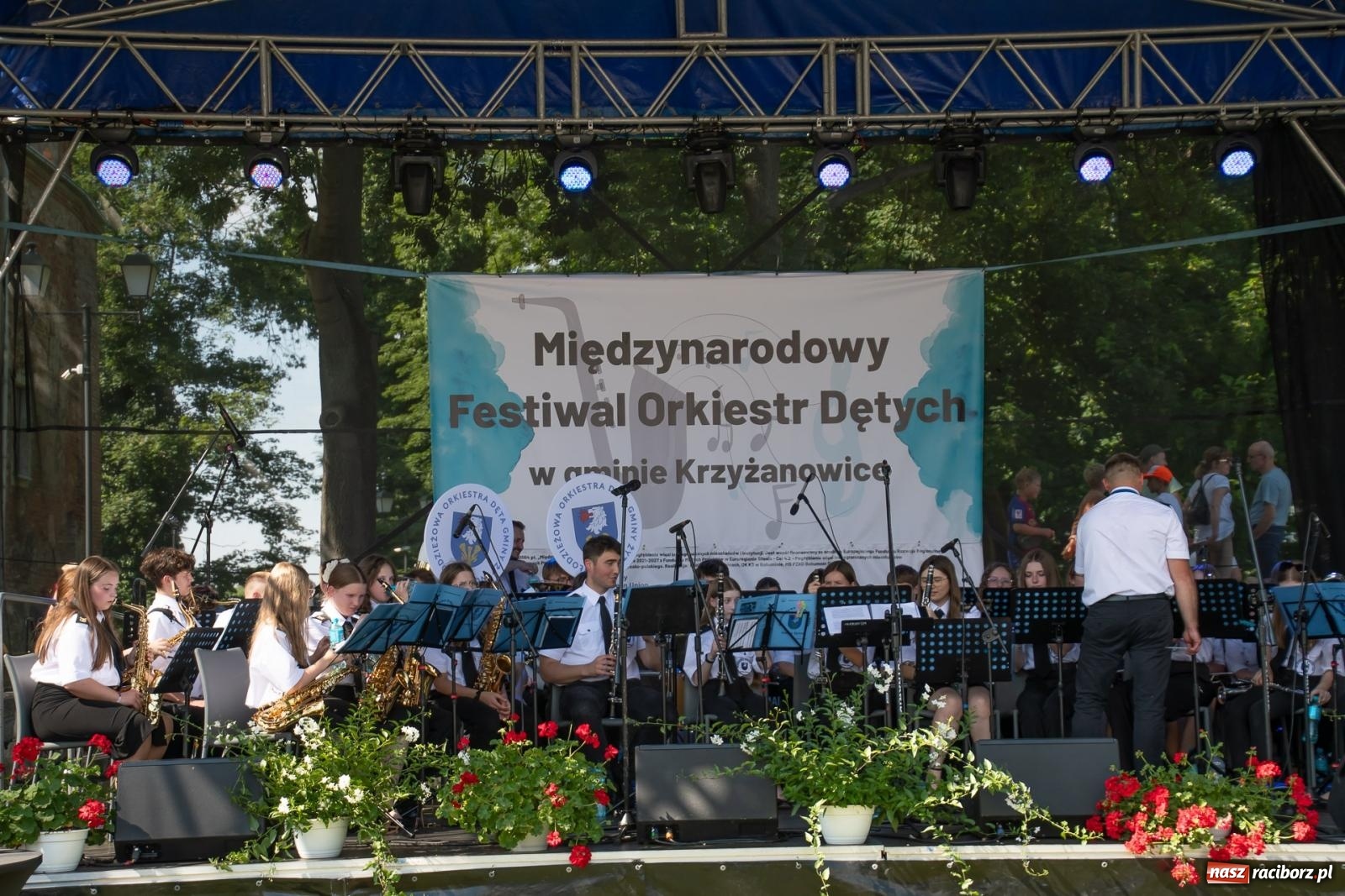 Zdjęcie w galerii na portalu naszraciborz.pl: Głośno i kolorowo! Przemarsz orkiestr dętych ulicami Tworkowa w ramach X Międzynarodowego Festiwalu Orkiestr Dętych w Gminie Krzyżanowice wiadomości z regionu