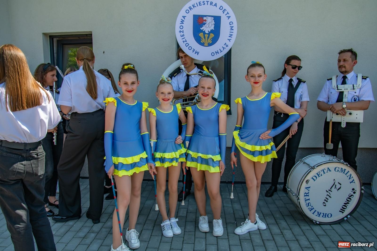 Zdjęcie w galerii na portalu naszraciborz.pl: Głośno i kolorowo! Przemarsz orkiestr dętych ulicami Tworkowa w ramach X Międzynarodowego Festiwalu Orkiestr Dętych w Gminie Krzyżanowice wiadomości z regionu